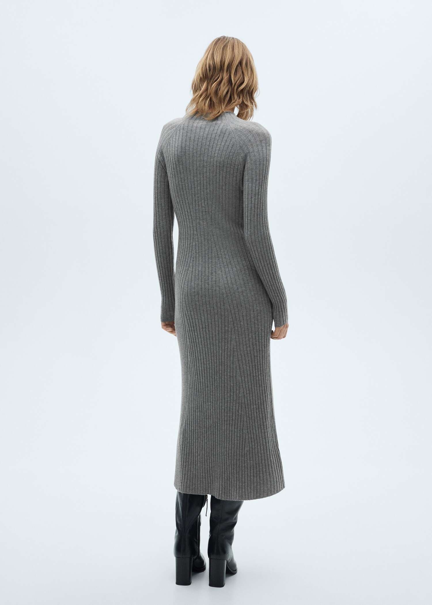 Ausgestelltes Strickkleid mit halbhohem Kragen - Rückseite des Artikels