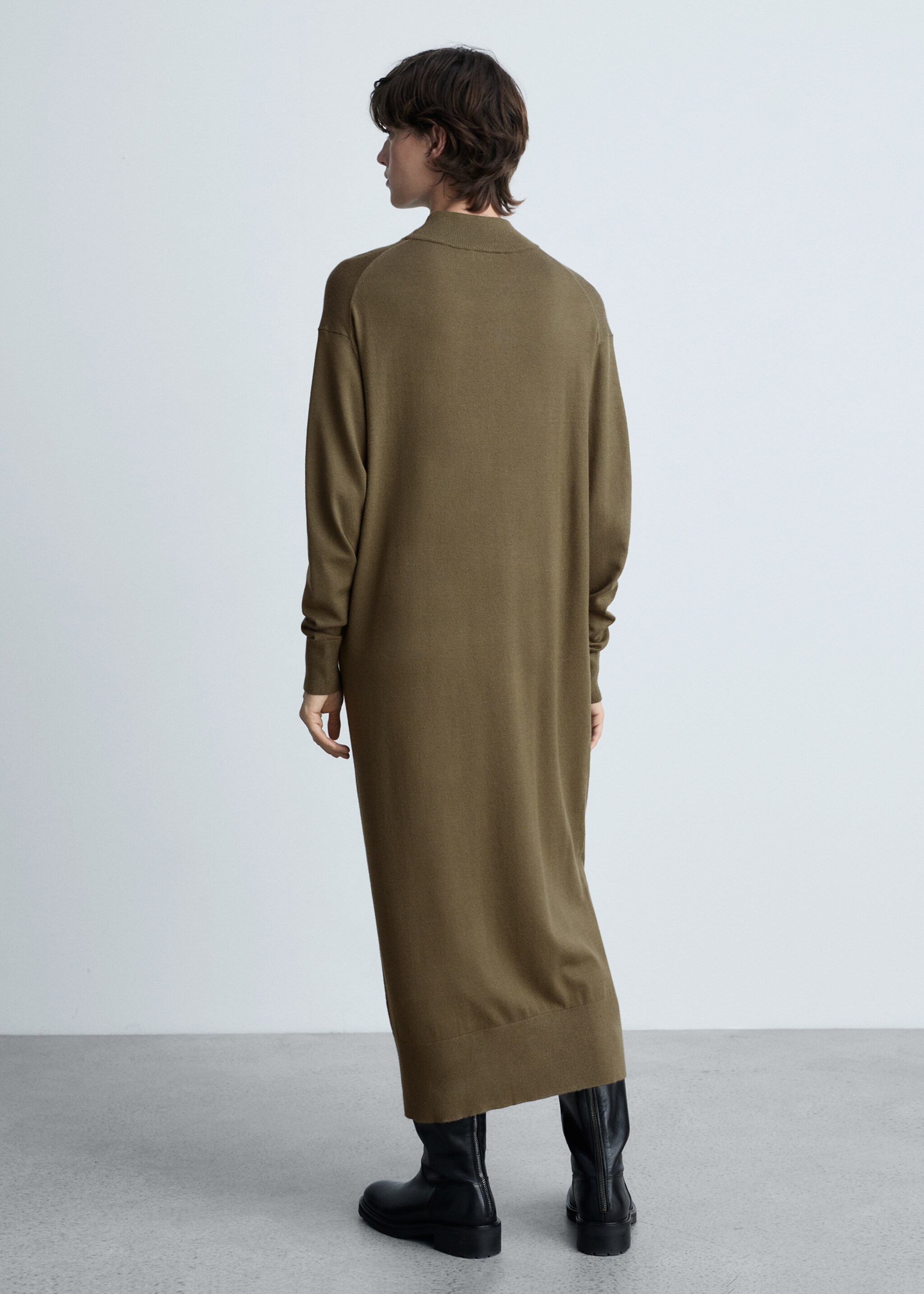Perkins-neck knitted dress - Reverse of the article, Khaki. Ref: 87070425-00.