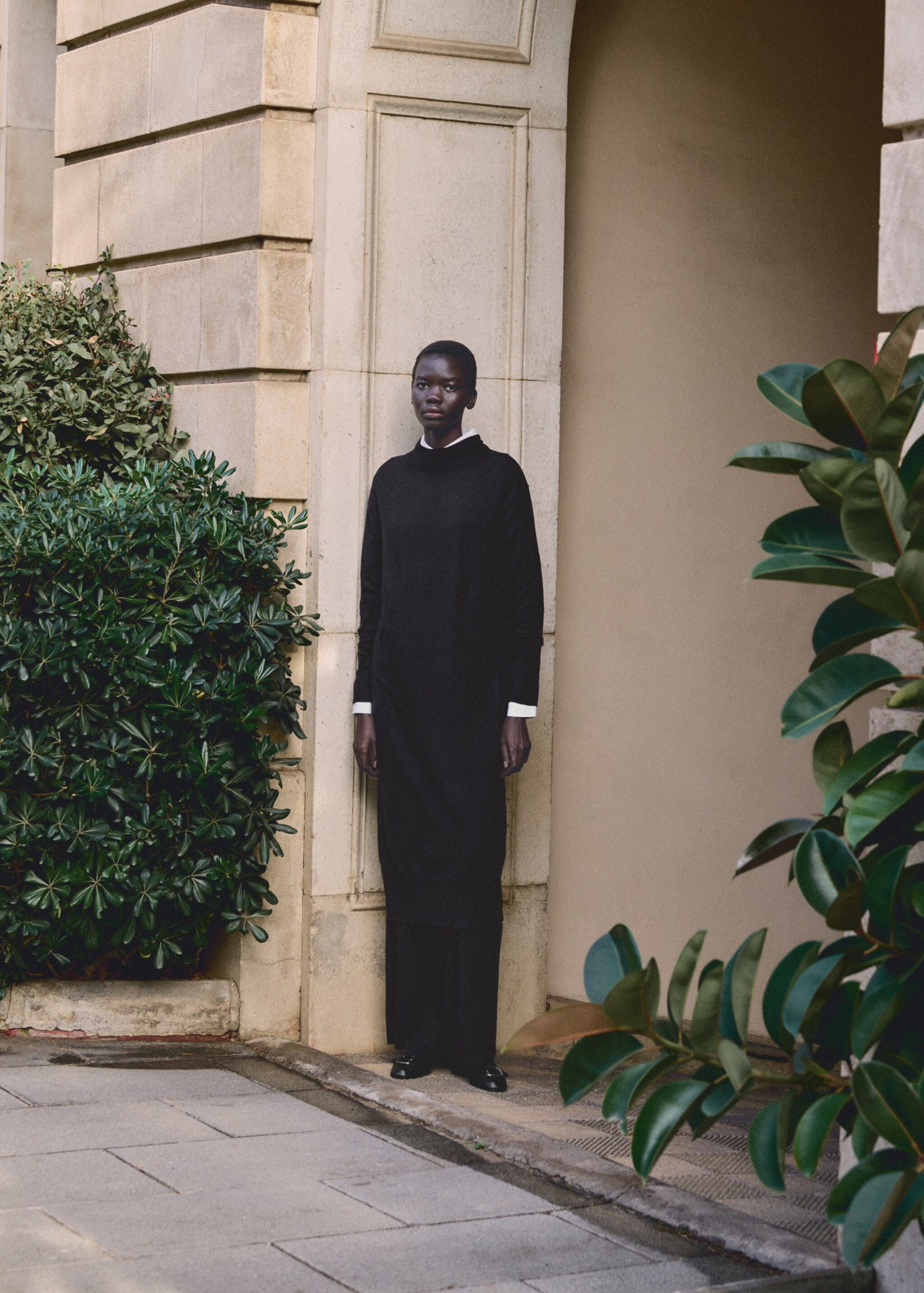 Perkins-neck knitted dress - Details of the article 6, Black. Ref: 87070425-00.