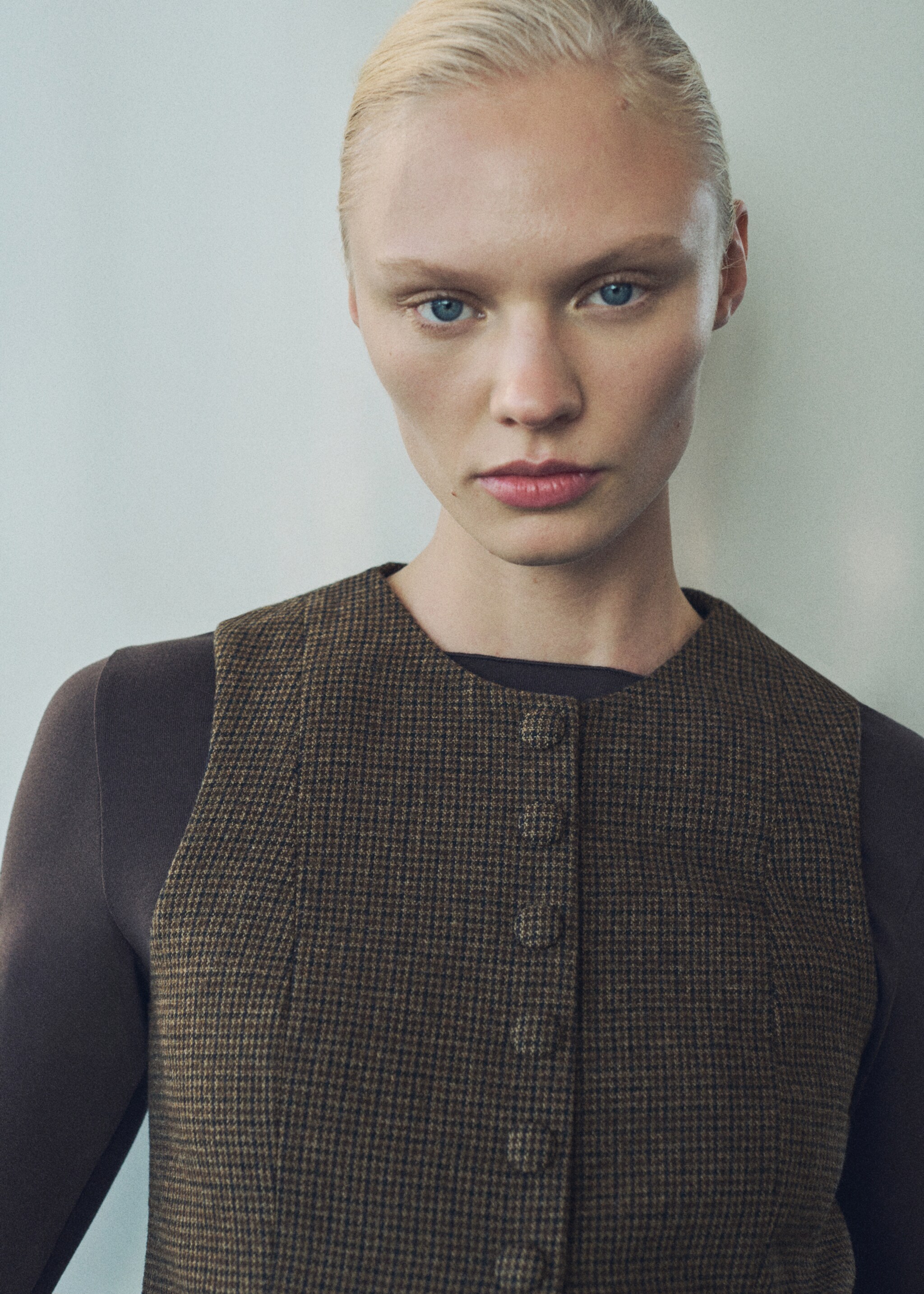 Vlněná vesta mikro se vzorem mikro kohoutí stopy - Detail zboží 6, Hnědá. Ref: 87070434-00.