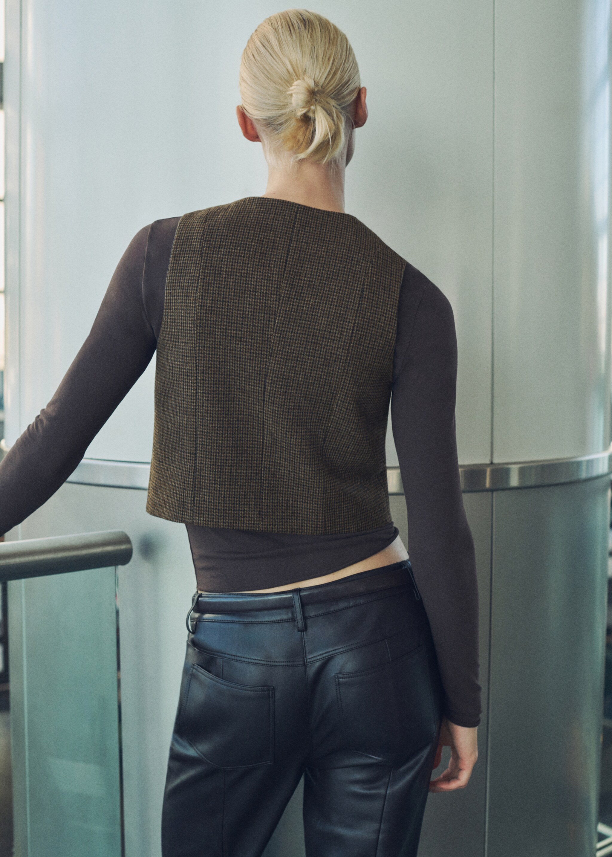 Vlněná vesta mikro se vzorem mikro kohoutí stopy - Zadní strana zboží, Hnědá. Ref: 87070434-00.