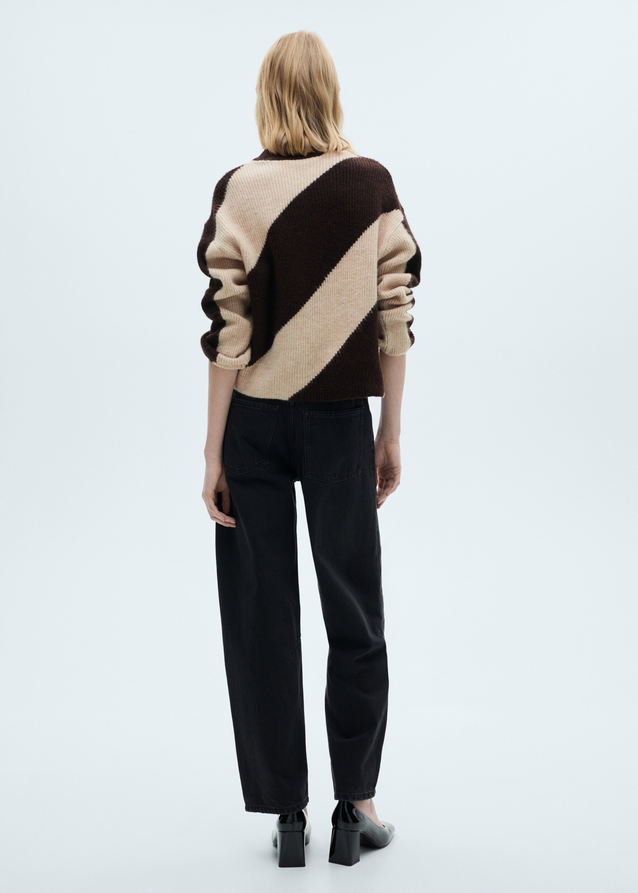 Gestreepte gebreide trui - Achterkant van het artikel, Middenbruin. Ref: 87070451-00.