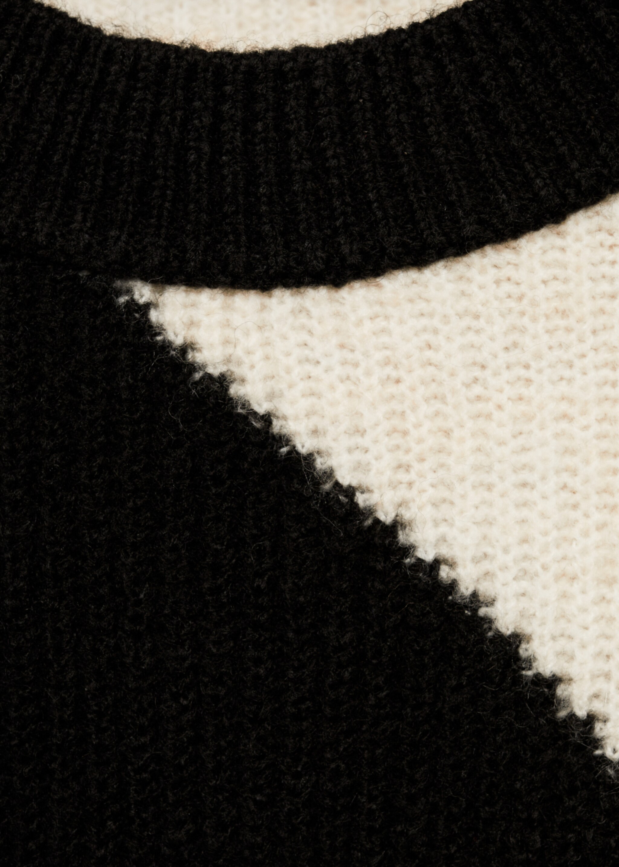 Gestreepte gebreide trui - Detail van het artikel 8, Zwart. Ref: 87070451-00.