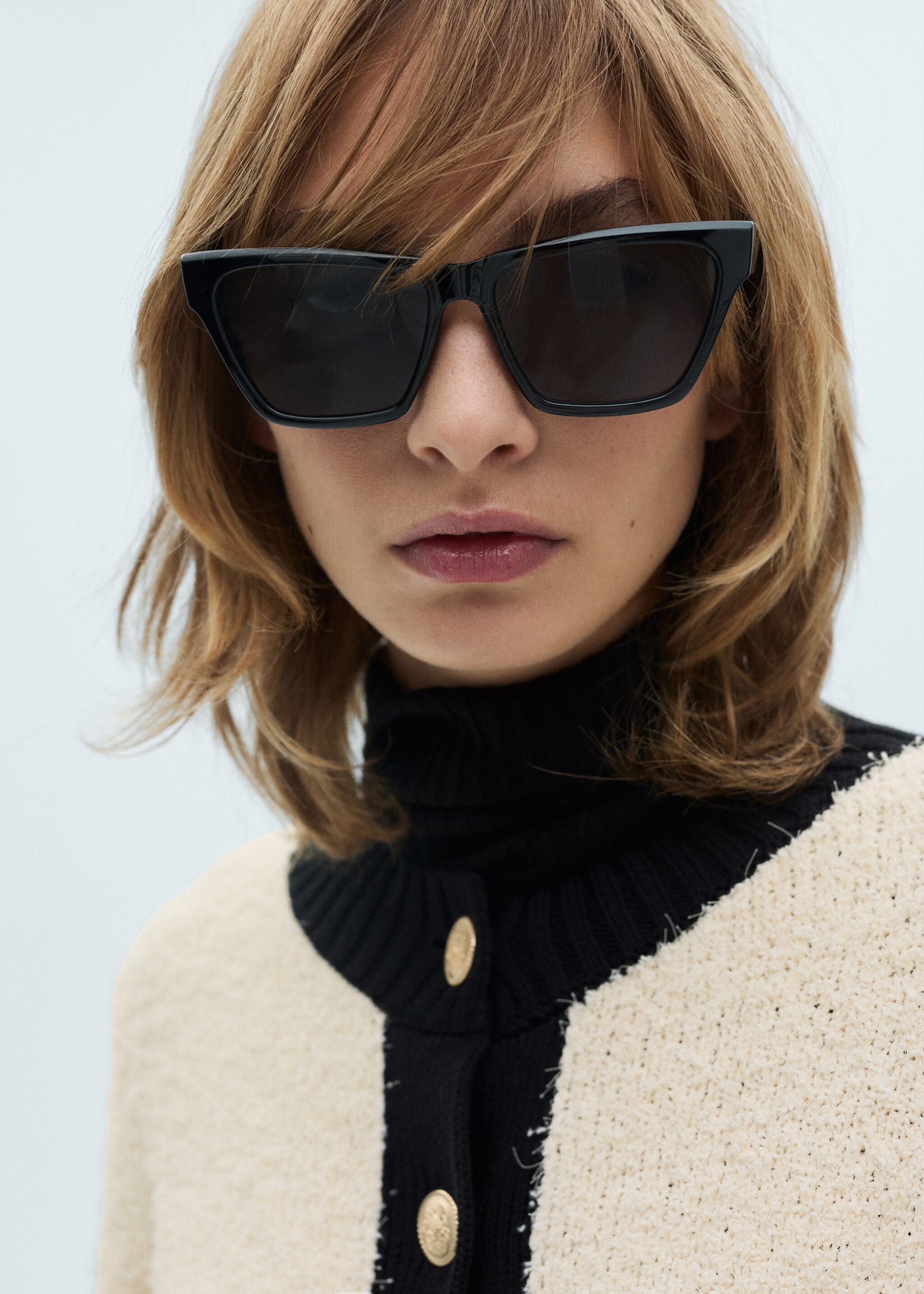 Jacka med kontrasterande knappar - Detaljer om artikeln 1, Rå. Ref: 87070452-00.