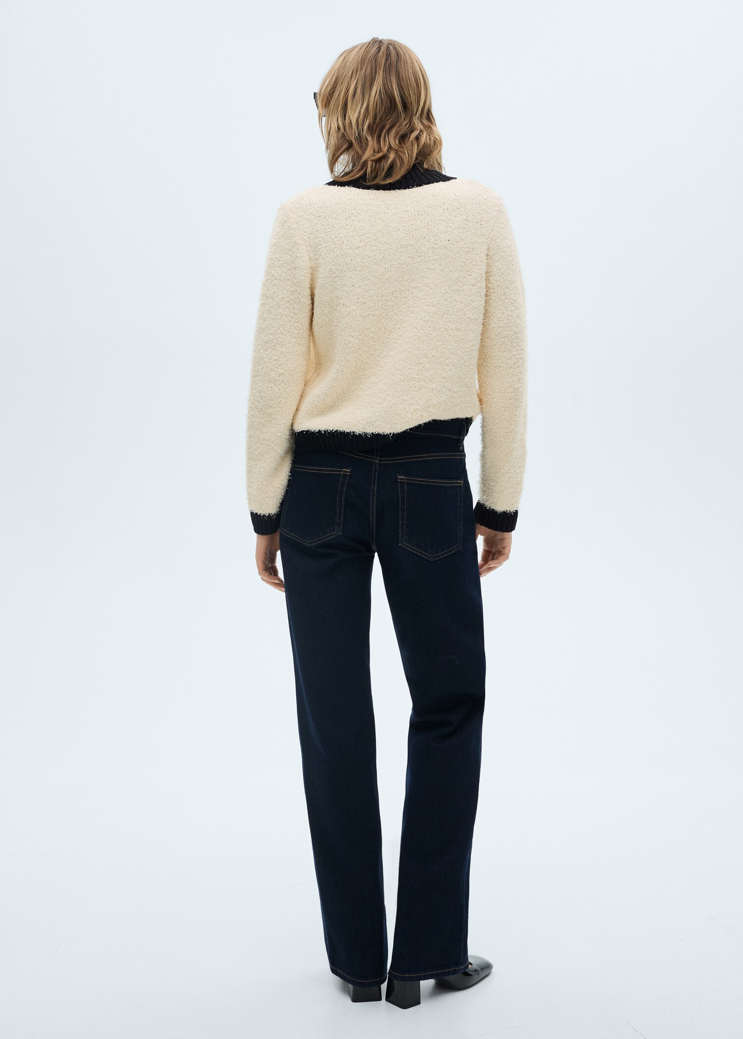 Jacka med kontrasterande knappar - Artikelns baksida