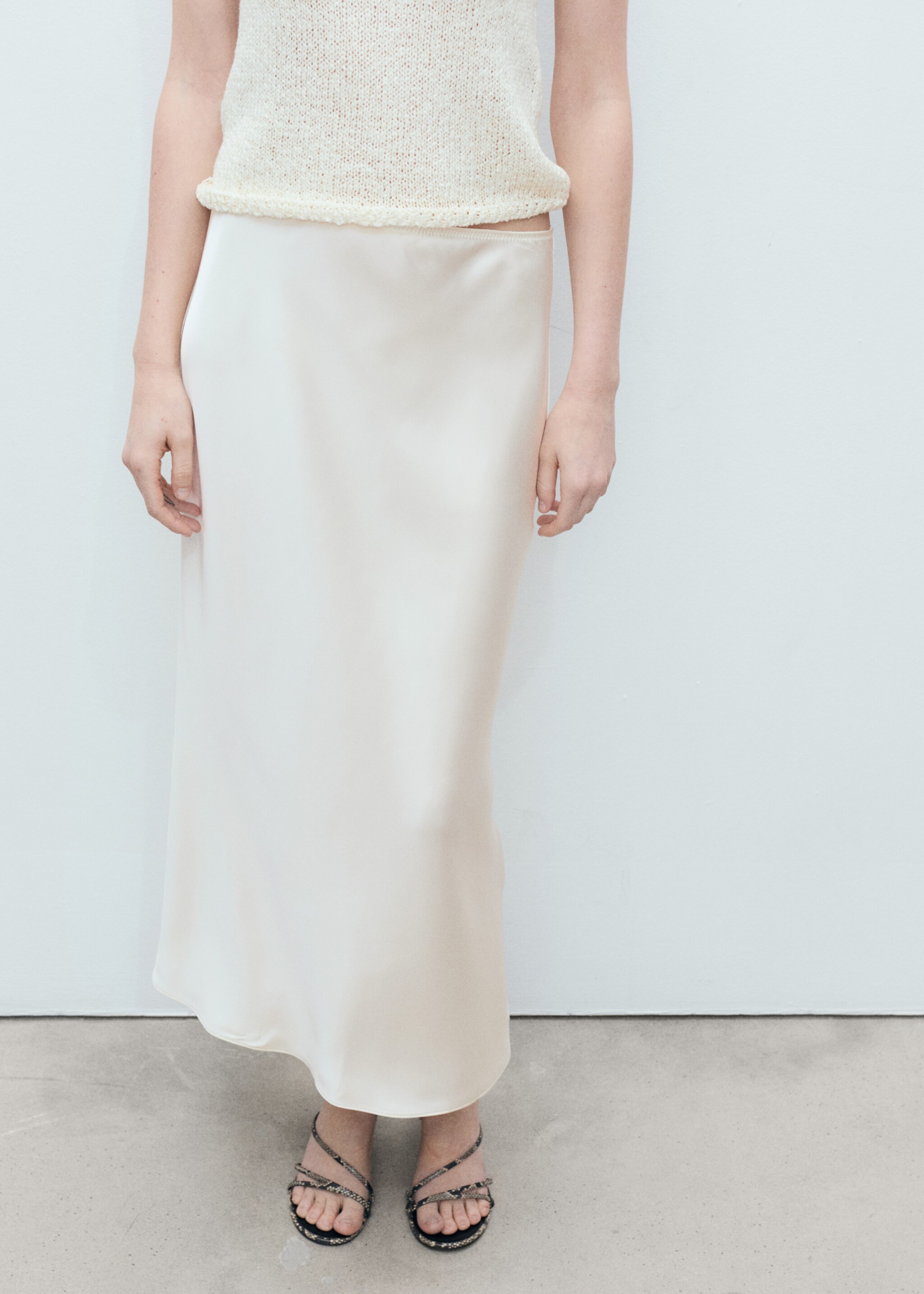 Midi satin skirt - Medium plane, Ecru. Ref: 87070455-00.