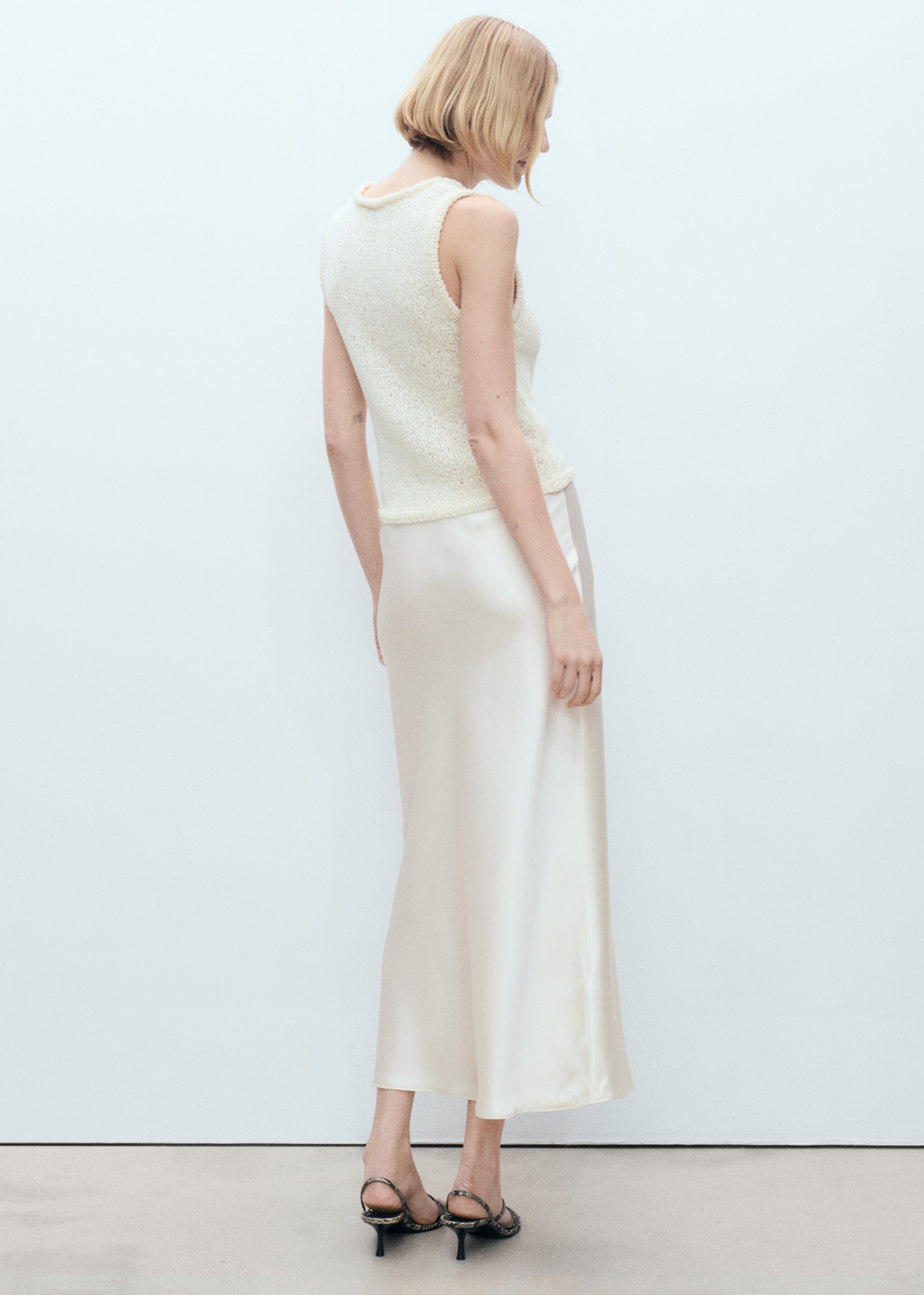 Midi satin skirt - Reverse of the article, Ecru. Ref: 87070455-00.