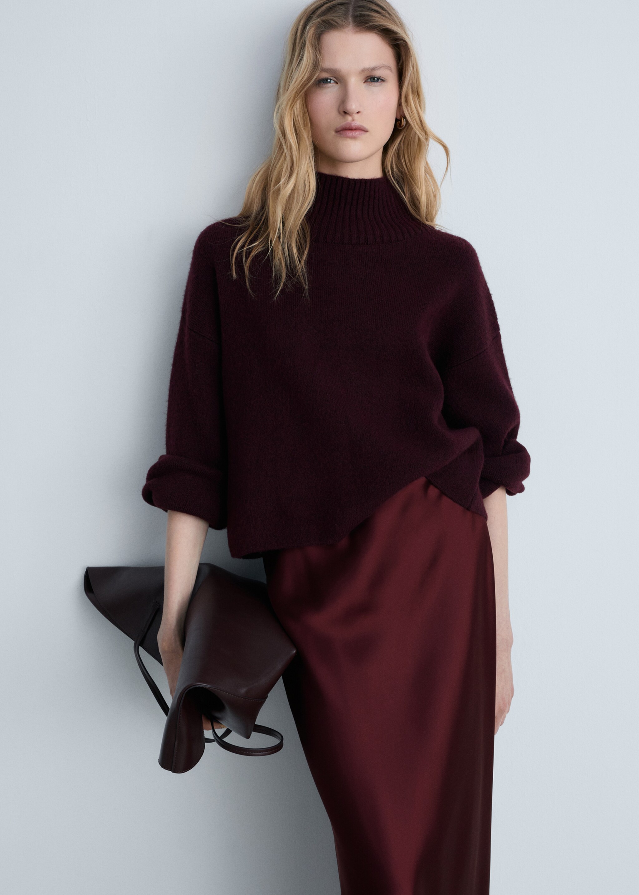 Midirock mit Satin-Effekt - Detail des Artikels 1, Bordeaux. Ref: 87070455-00.