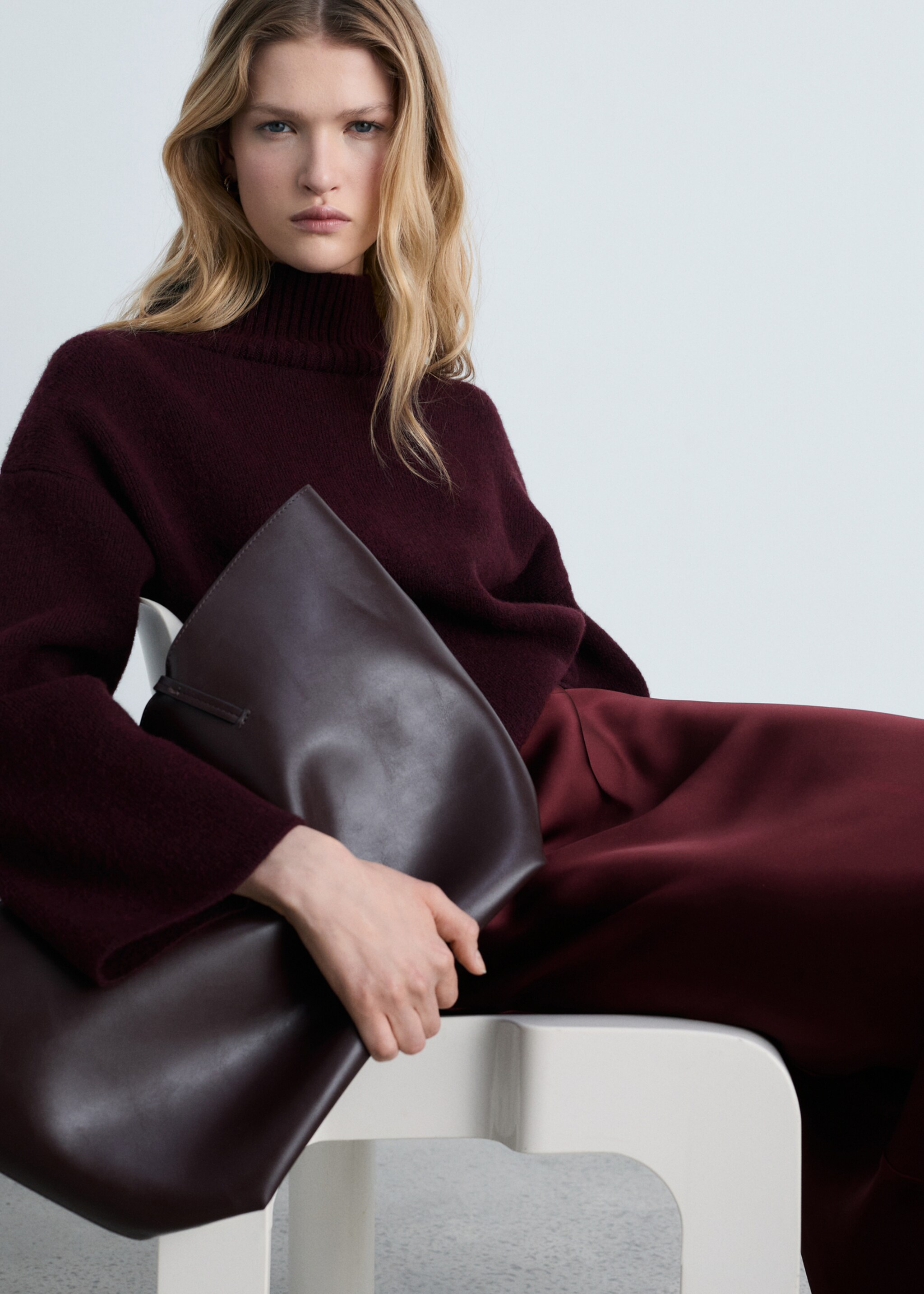 Midirock mit Satin-Effekt - Detail des Artikels 2, Bordeaux. Ref: 87070455-00.