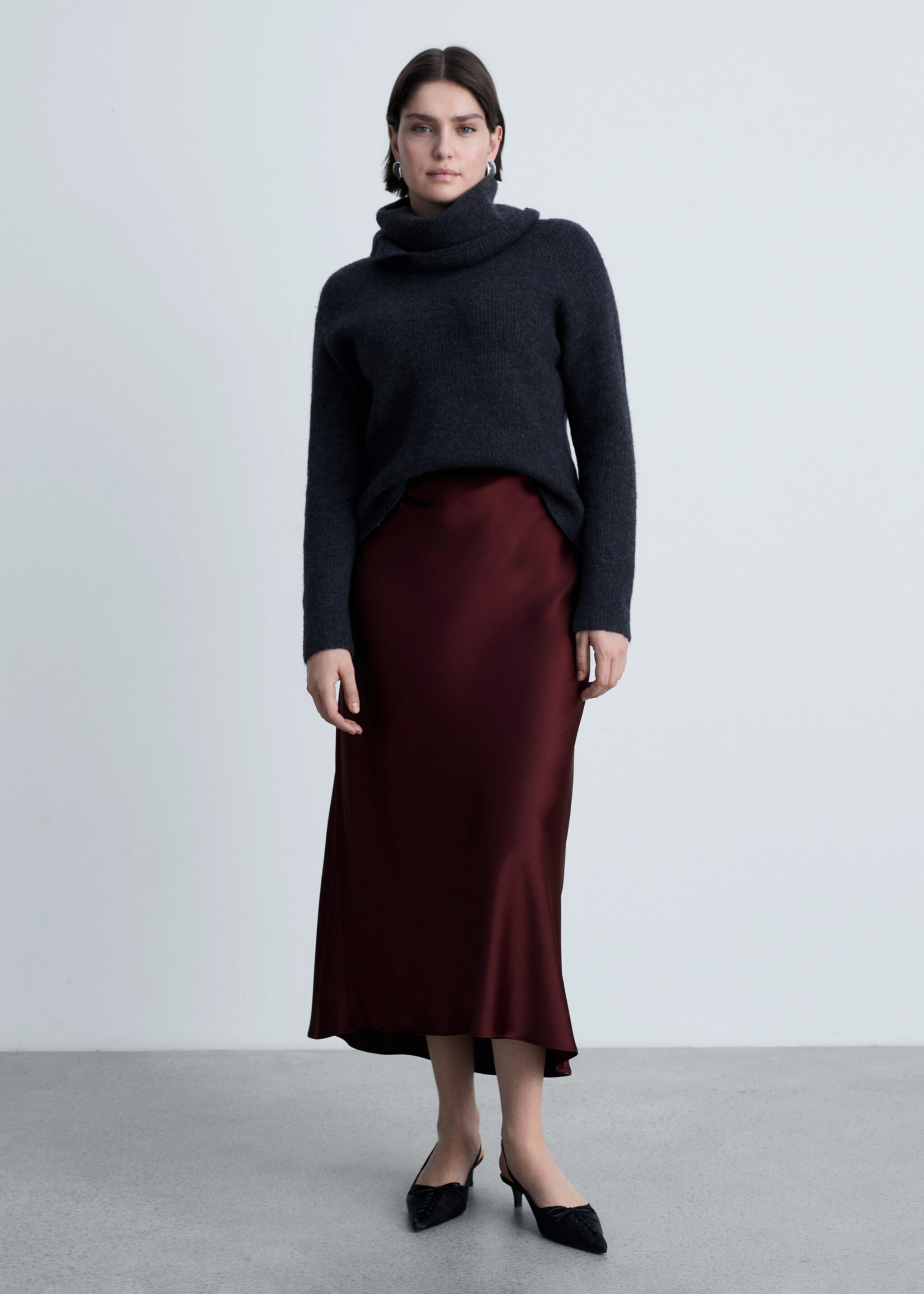 Midirock mit Satin-Effekt - Detail des Artikels 3, Bordeaux. Ref: 87070455-00.