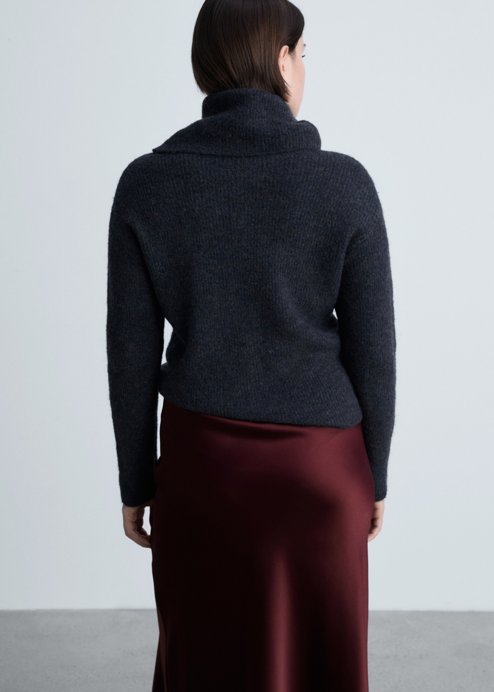 Midirock mit Satin-Effekt - Detail des Artikels 4, Bordeaux. Ref: 87070455-00.