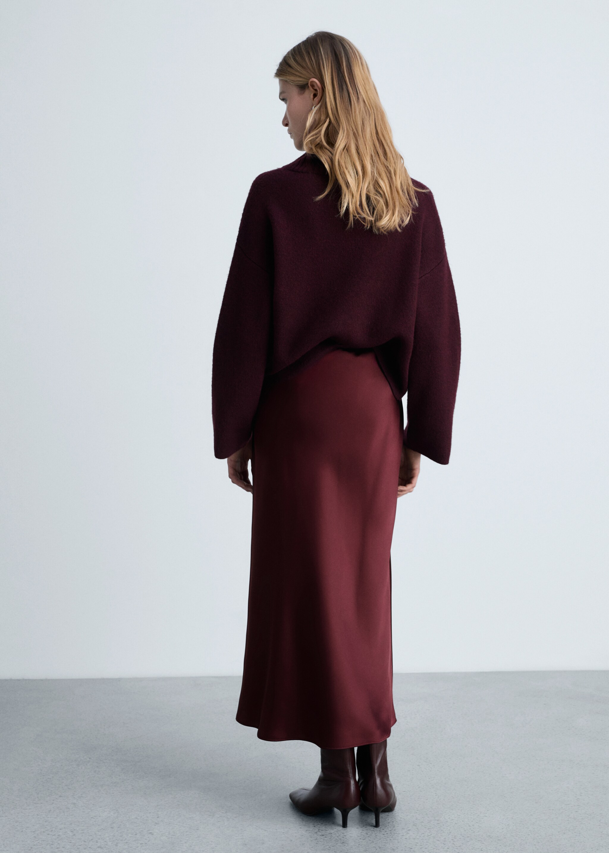 Midirock mit Satin-Effekt - Rückseite des Artikels, Bordeaux. Ref: 87070455-00.