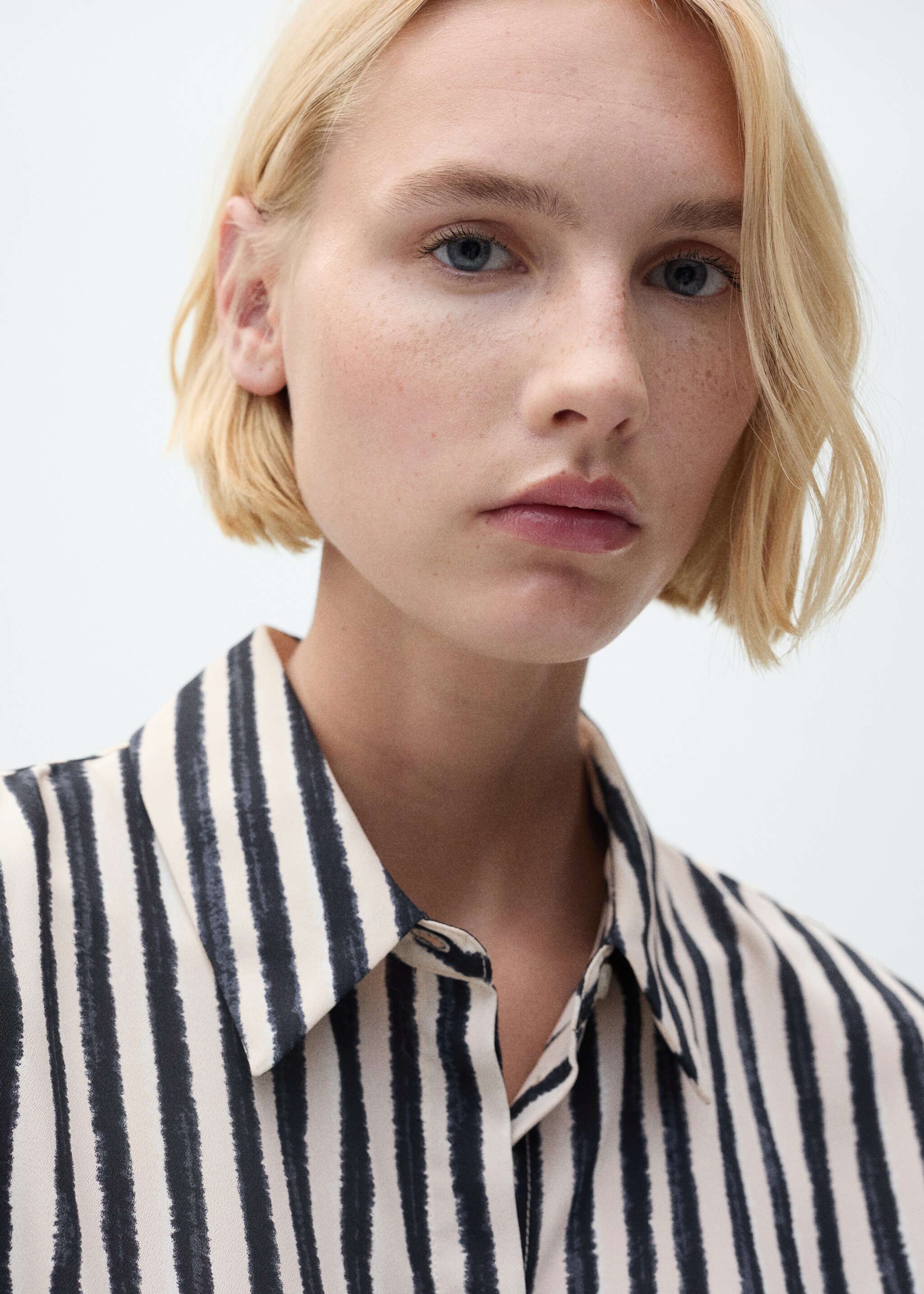 Striped flowy shirt - Details of the article 1, Ecru. Ref: 87070593-00.