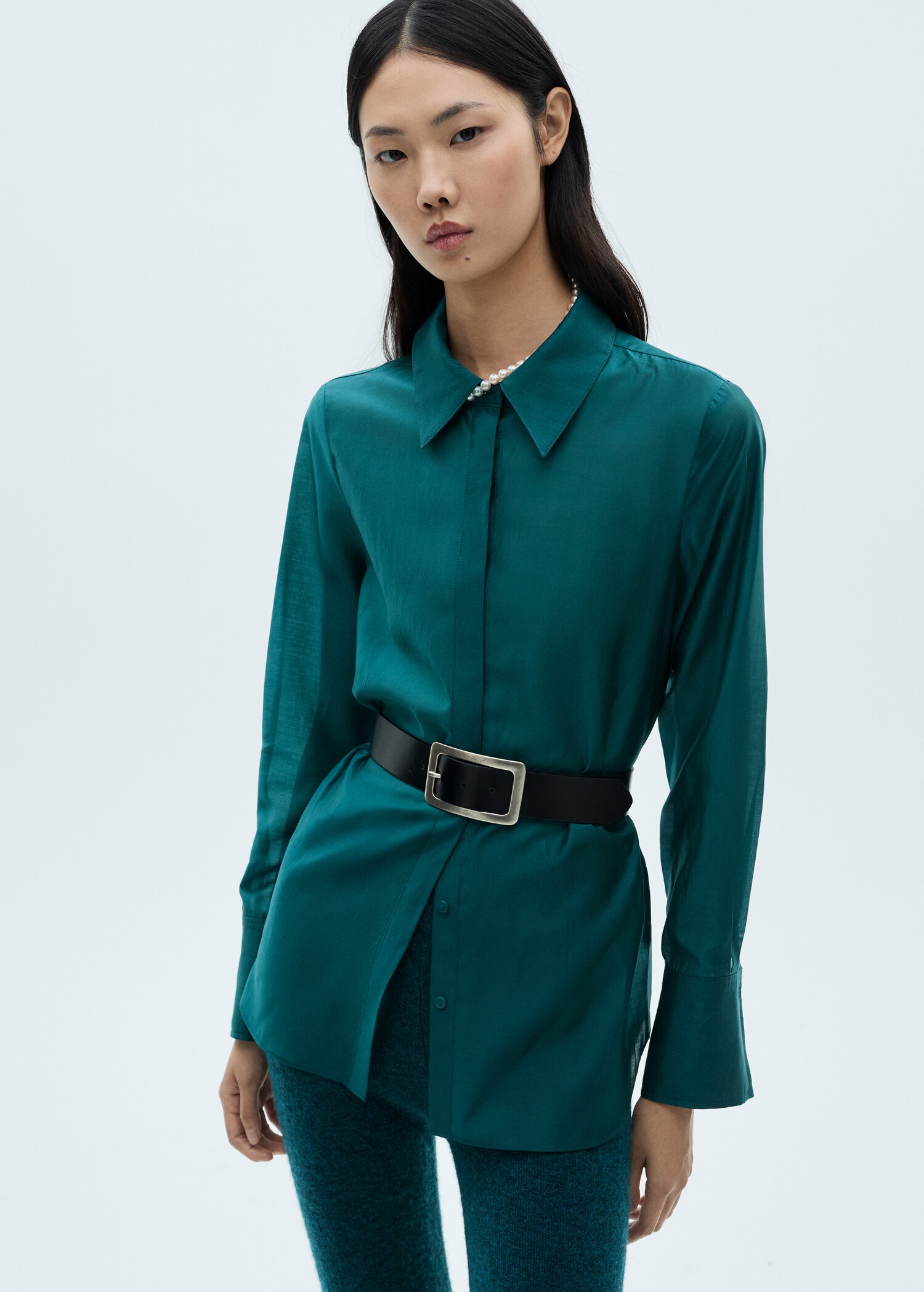 Chemise satinée boutons dissimulés - Plan moyen