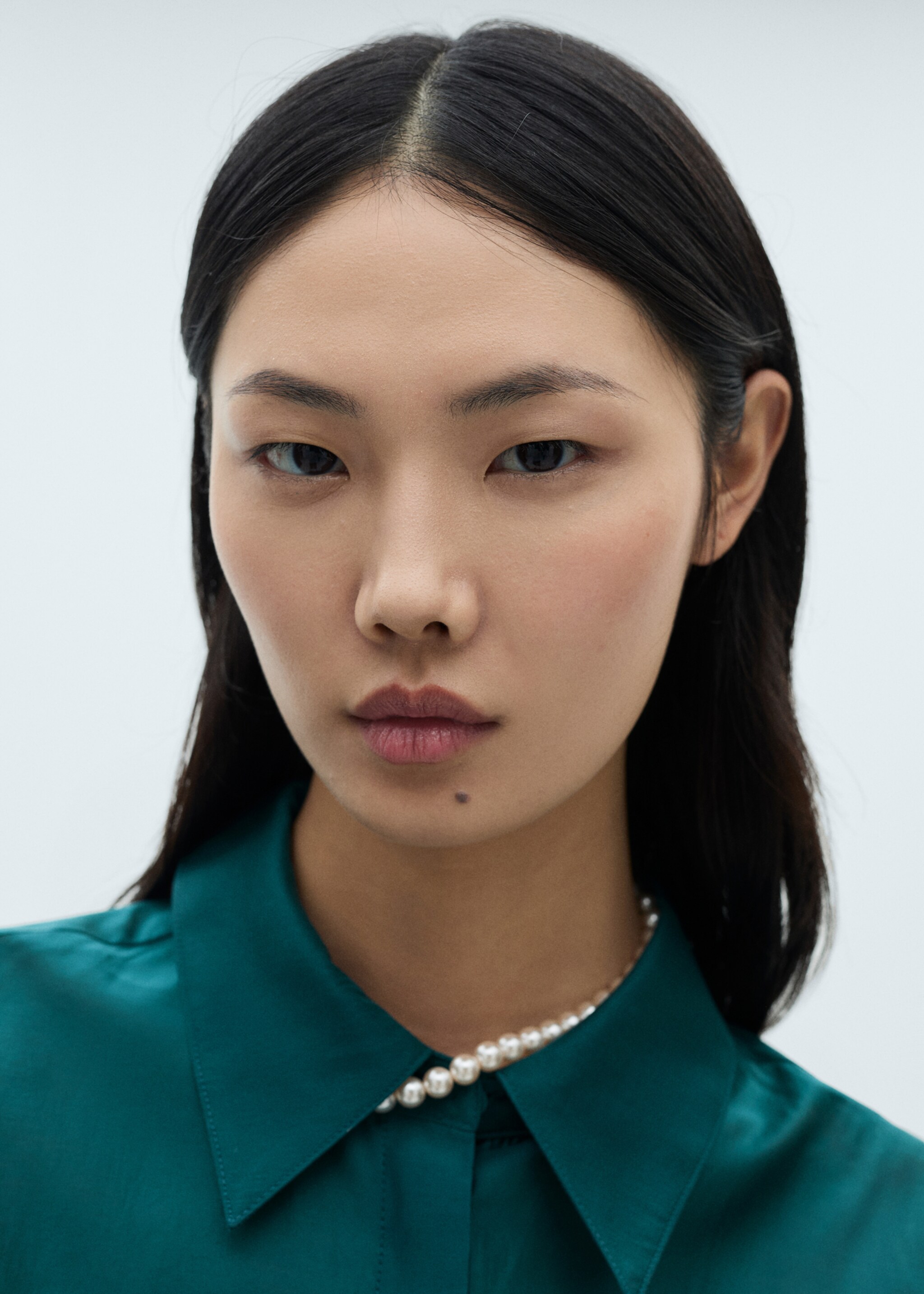 Chemise satinée boutons dissimulés - Détail de l'article 1, Marron moyen. Ref: 87070596-00.