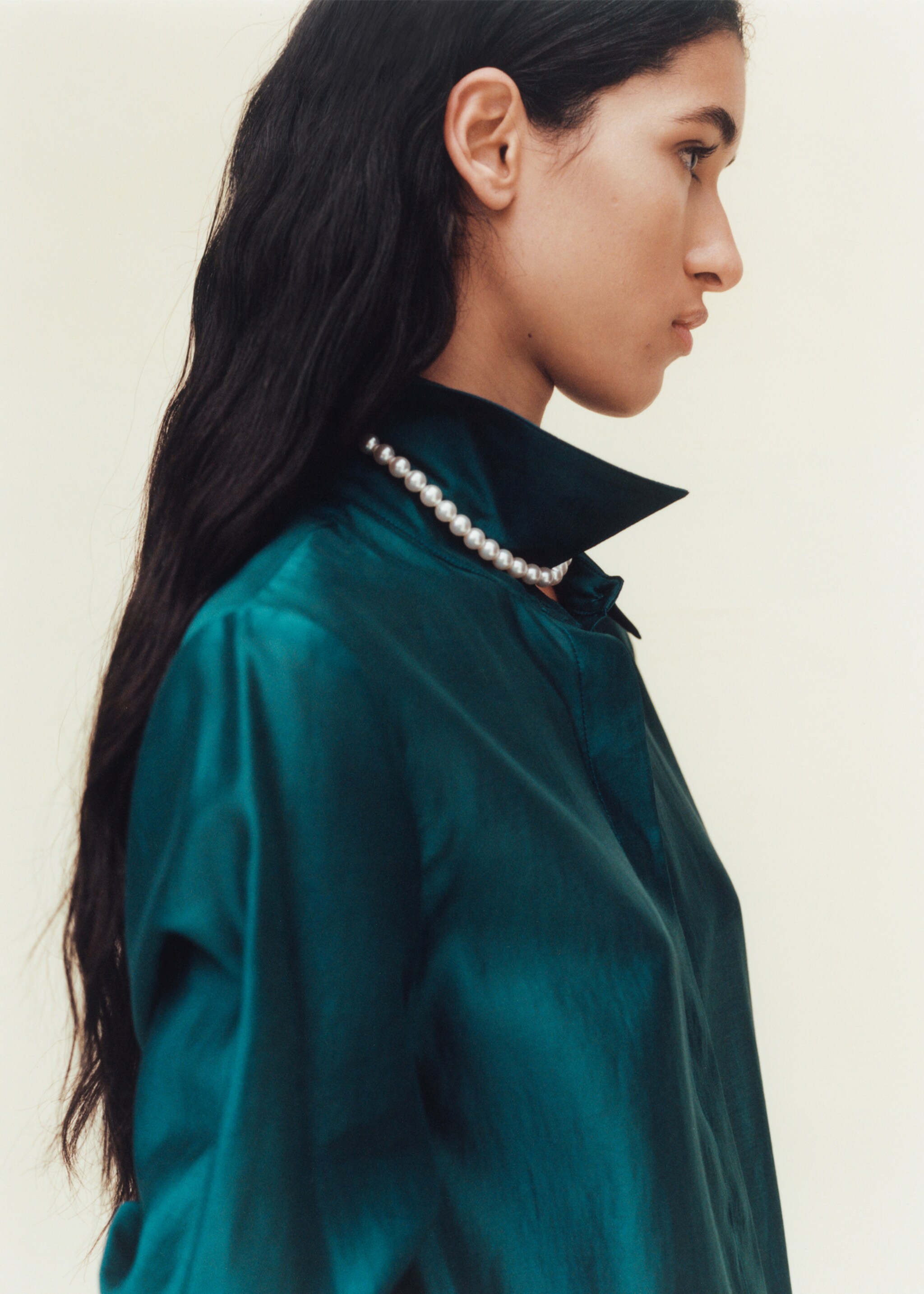 Chemise satinée boutons dissimulés - Détail de l'article 6, Marron moyen. Ref: 87070596-00.