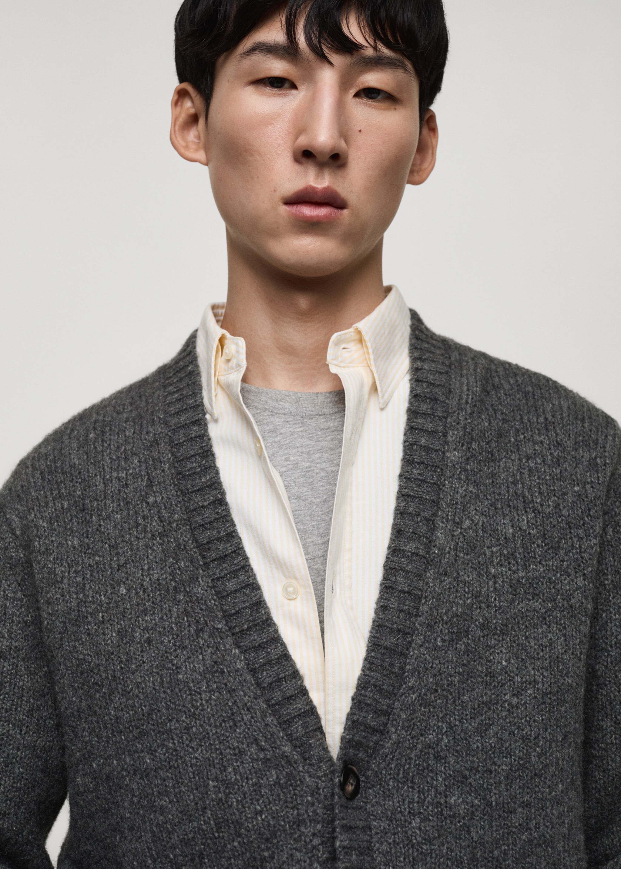 Strickcardigan aus Wollgemisch - Detail des Artikels 1, Mittelgrau meliert. Ref: 87070599-00.