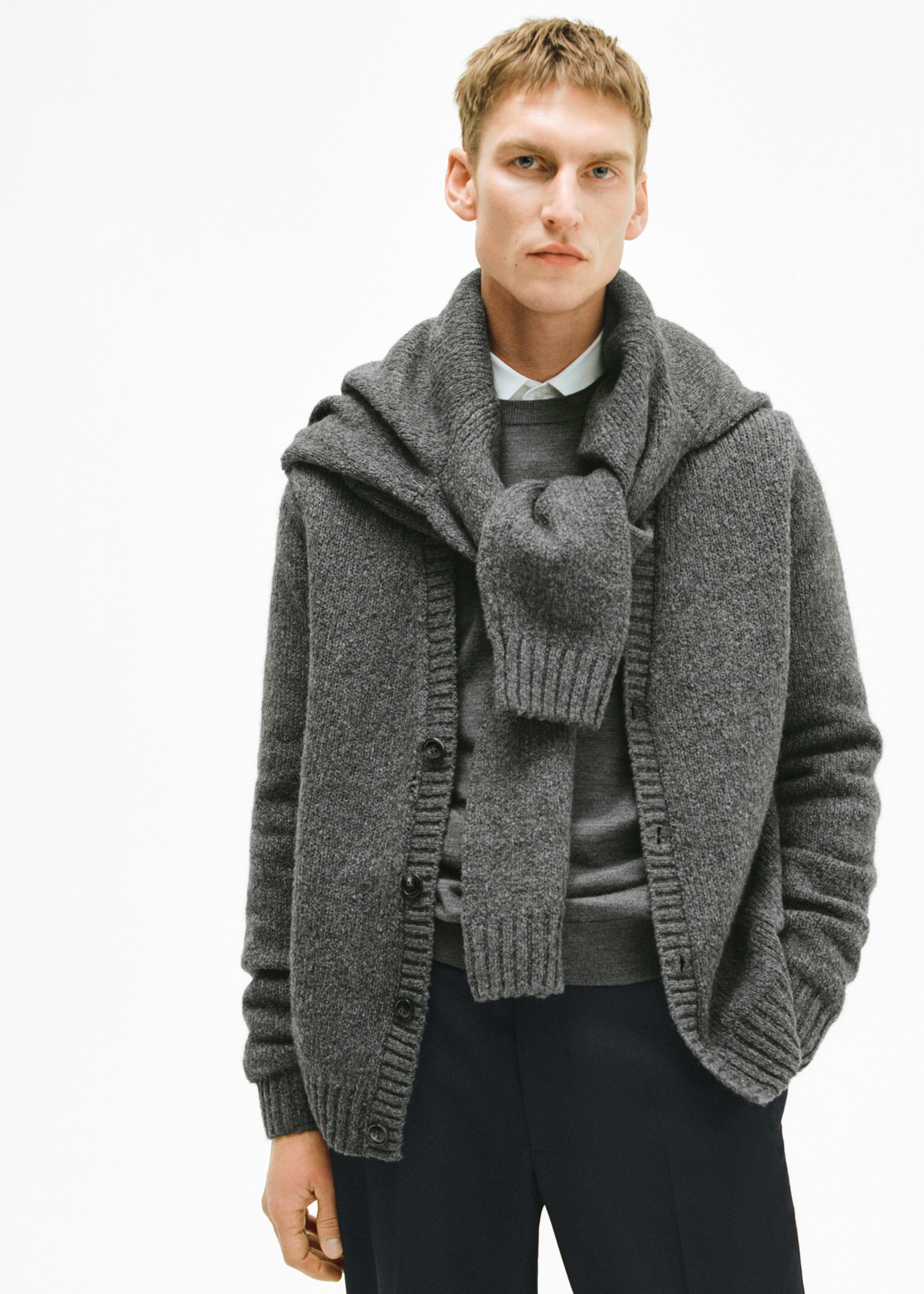 Strickcardigan aus Wollgemisch - Detail des Artikels 3, Mittelgrau meliert. Ref: 87070599-00.