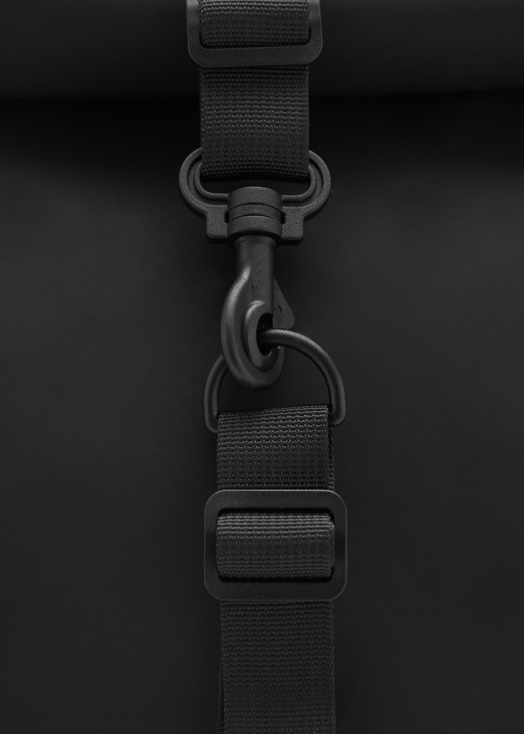 Mochila engomada cierre solapa - Detalle del artículo 2, Negro. Ref: 87070603-00.