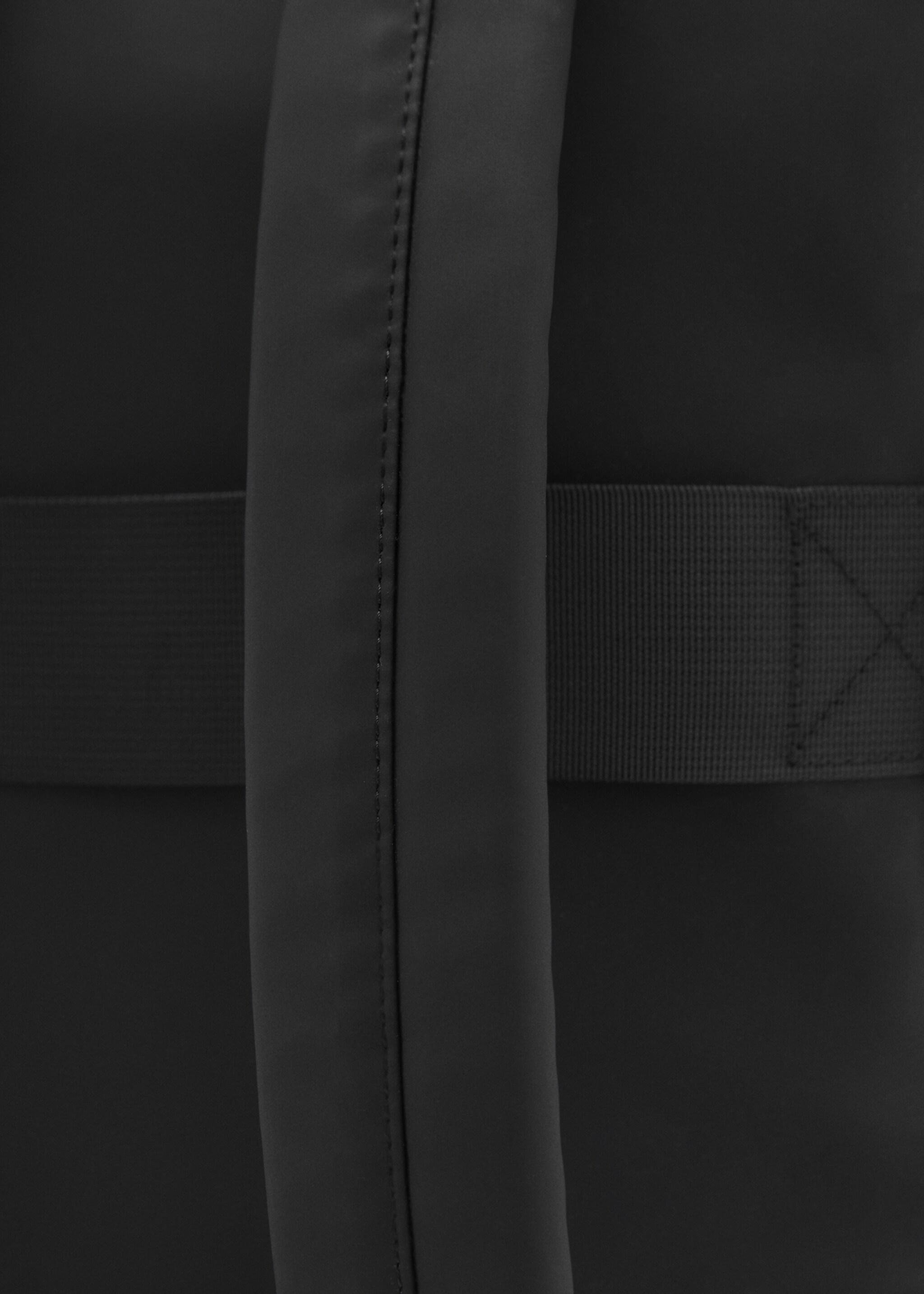 Mochila engomada cierre solapa - Detalle del artículo 3, Negro. Ref: 87070603-00.