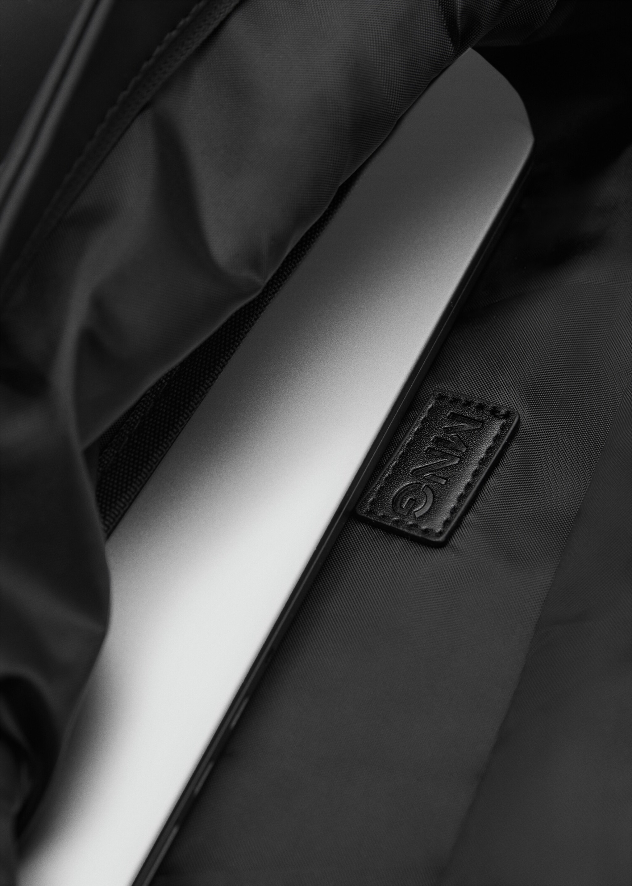 Mochila engomada cierre solapa - Detalle del artículo 4, Negro. Ref: 87070603-00.