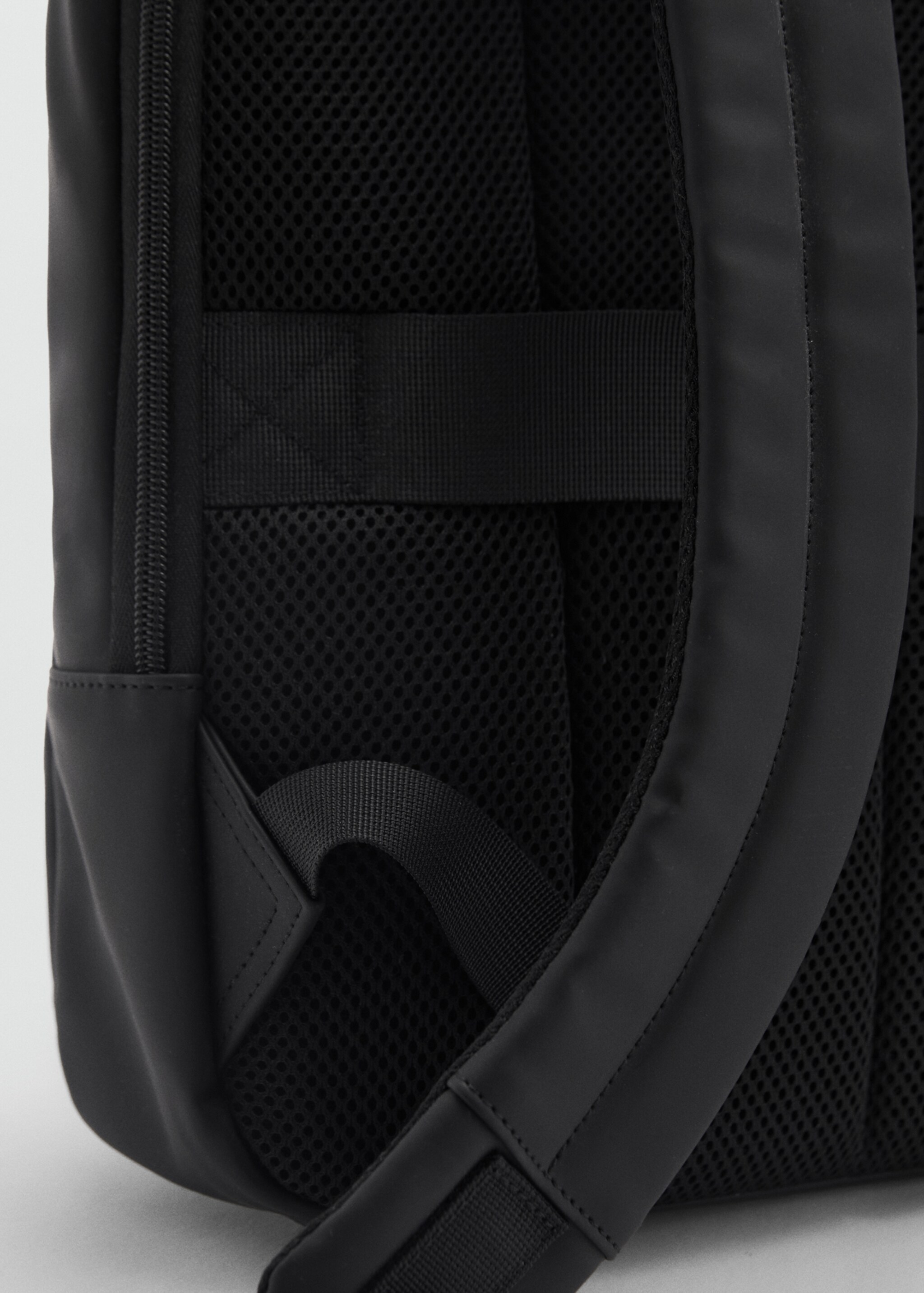 Functional rubberised backpack - Details of the article 1, Black. Ref: 87070604-00.