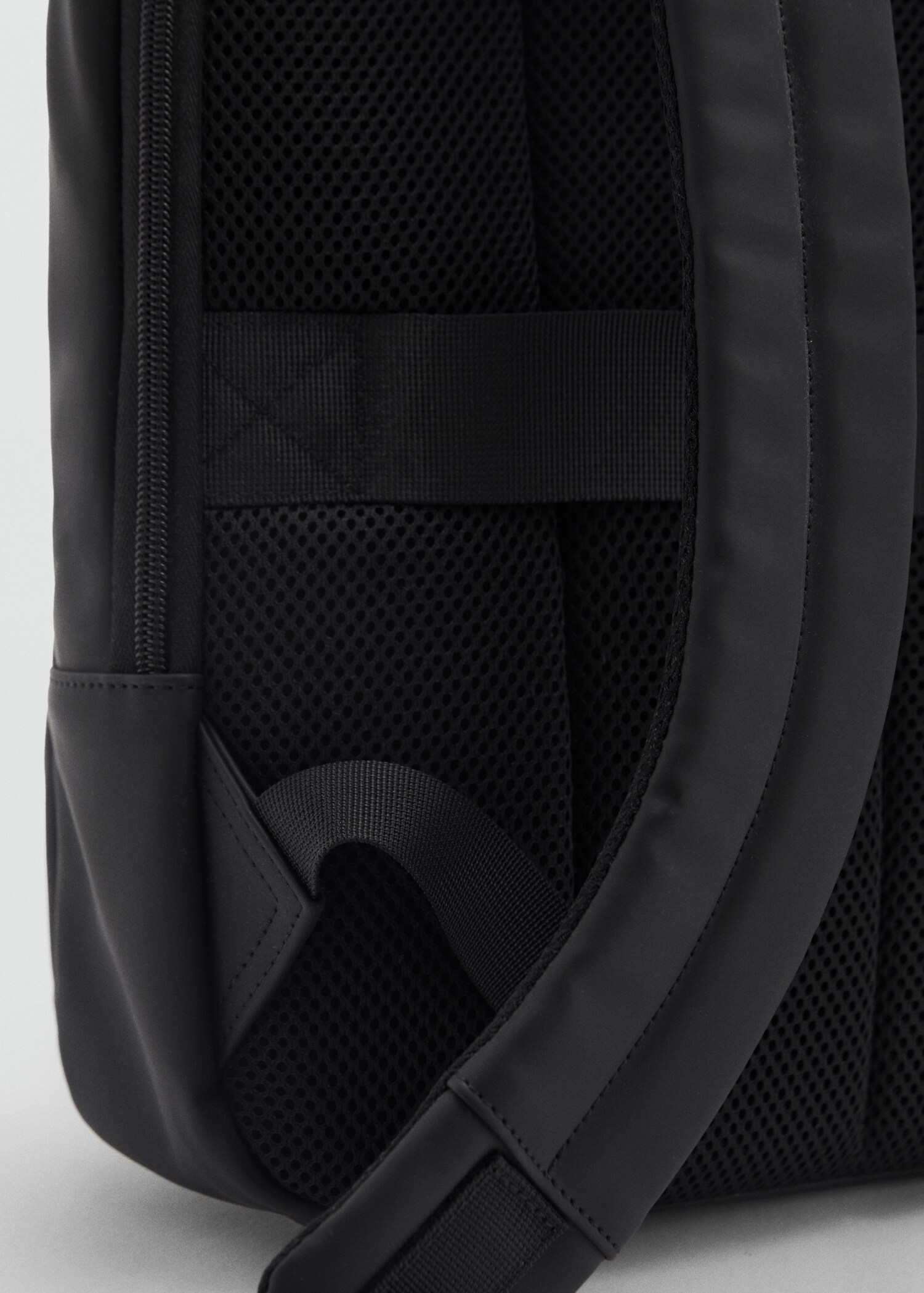 Functional rubberised backpack - Details of the article 1