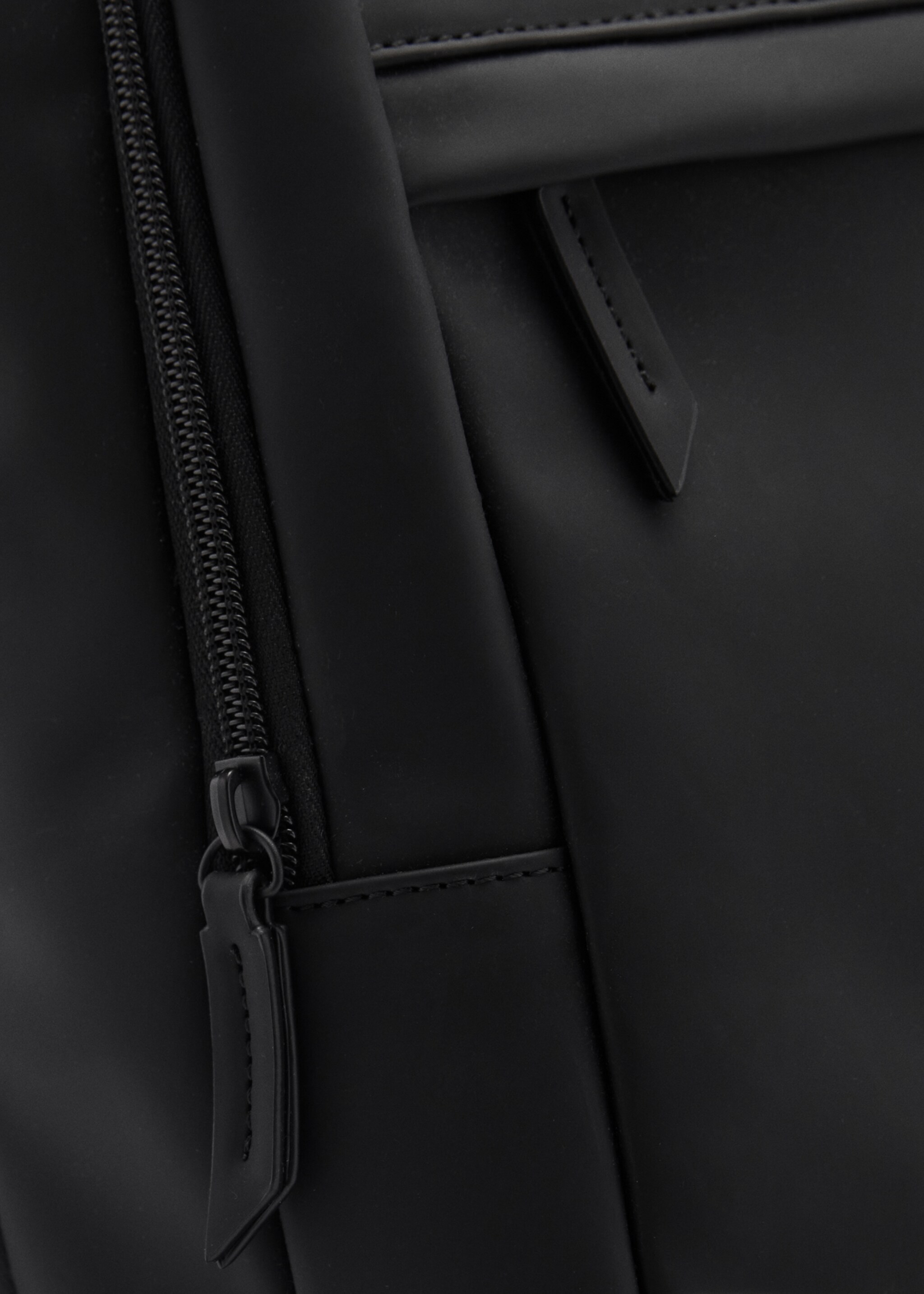 Functional rubberised backpack - Details of the article 2, Black. Ref: 87070604-00.