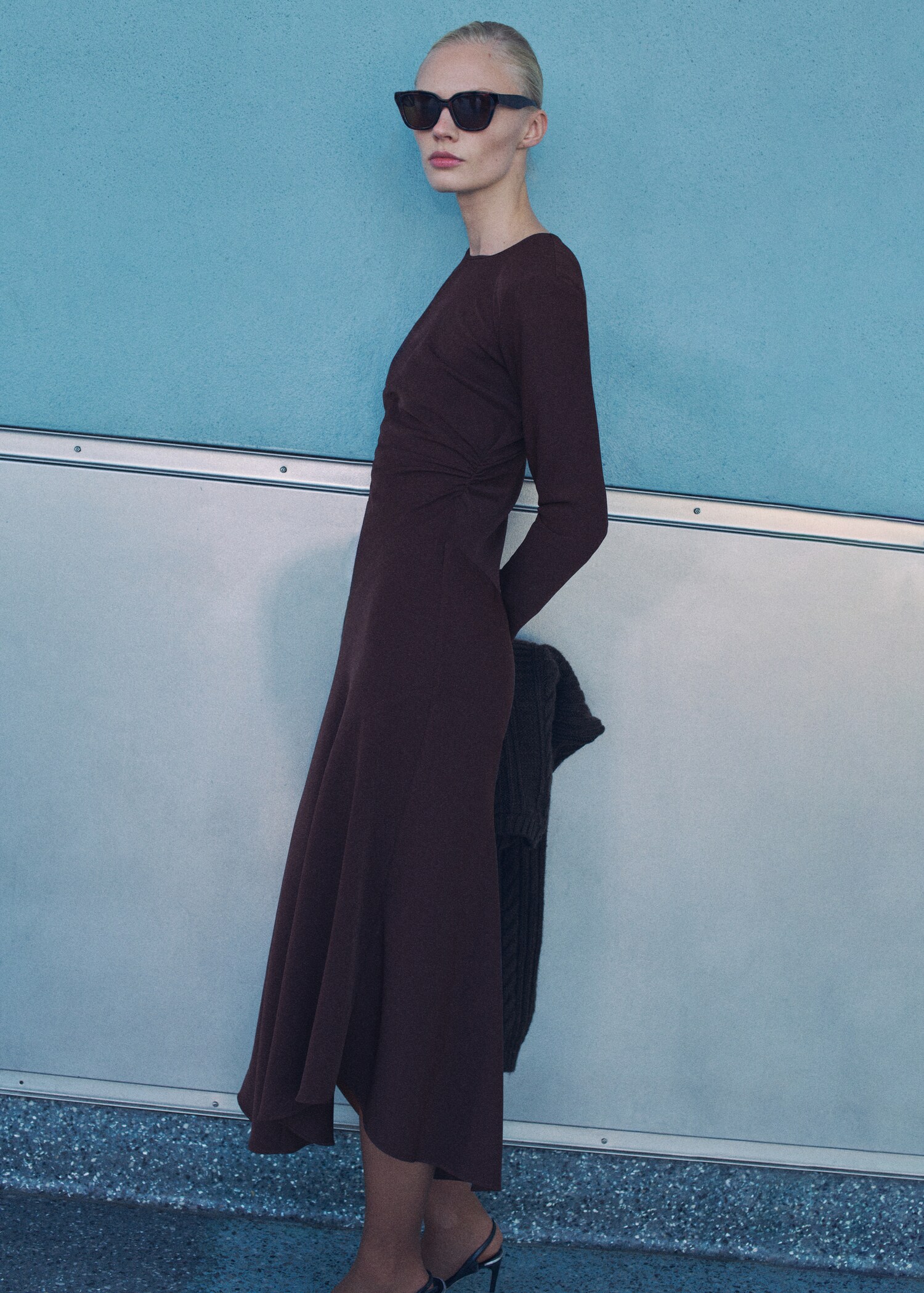 Robe midi taille drapée - Plan moyen