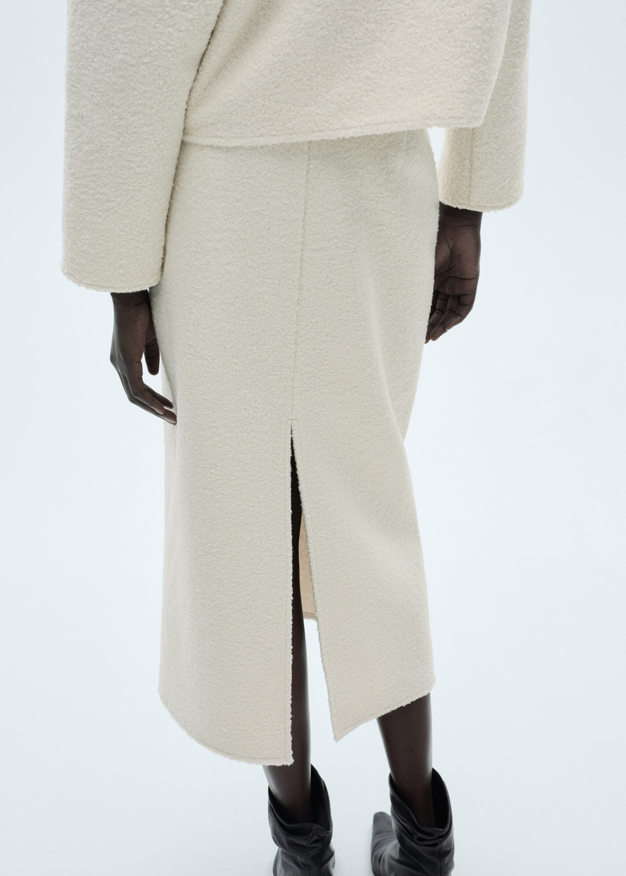 Saia midi bouclé - Pormenor do artigo 6, Cru. Ref: 87070611-00.