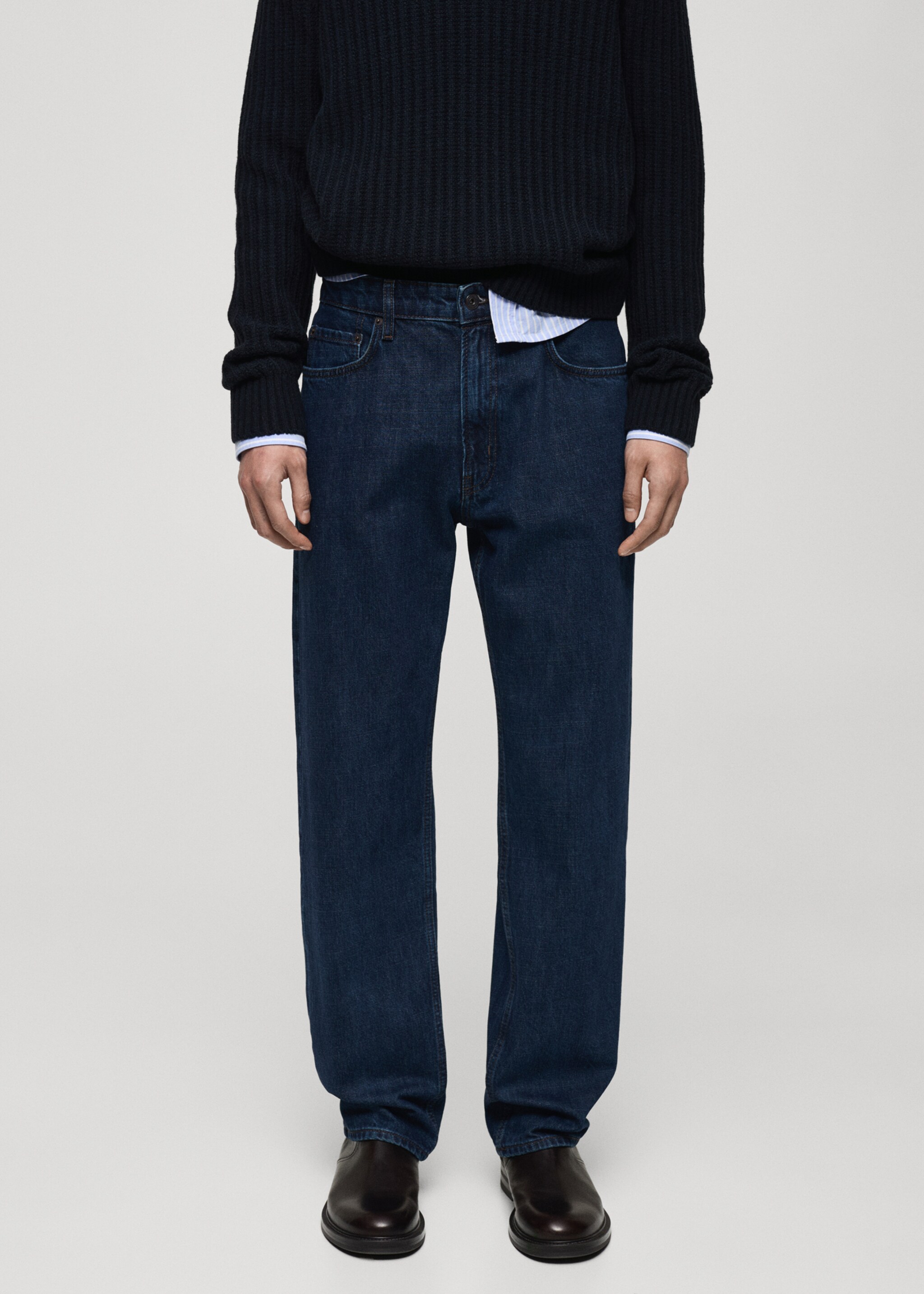 Jean Moby straight-fit délavé foncé - Plan moyen, Bleu. Ref: 87070618-00.