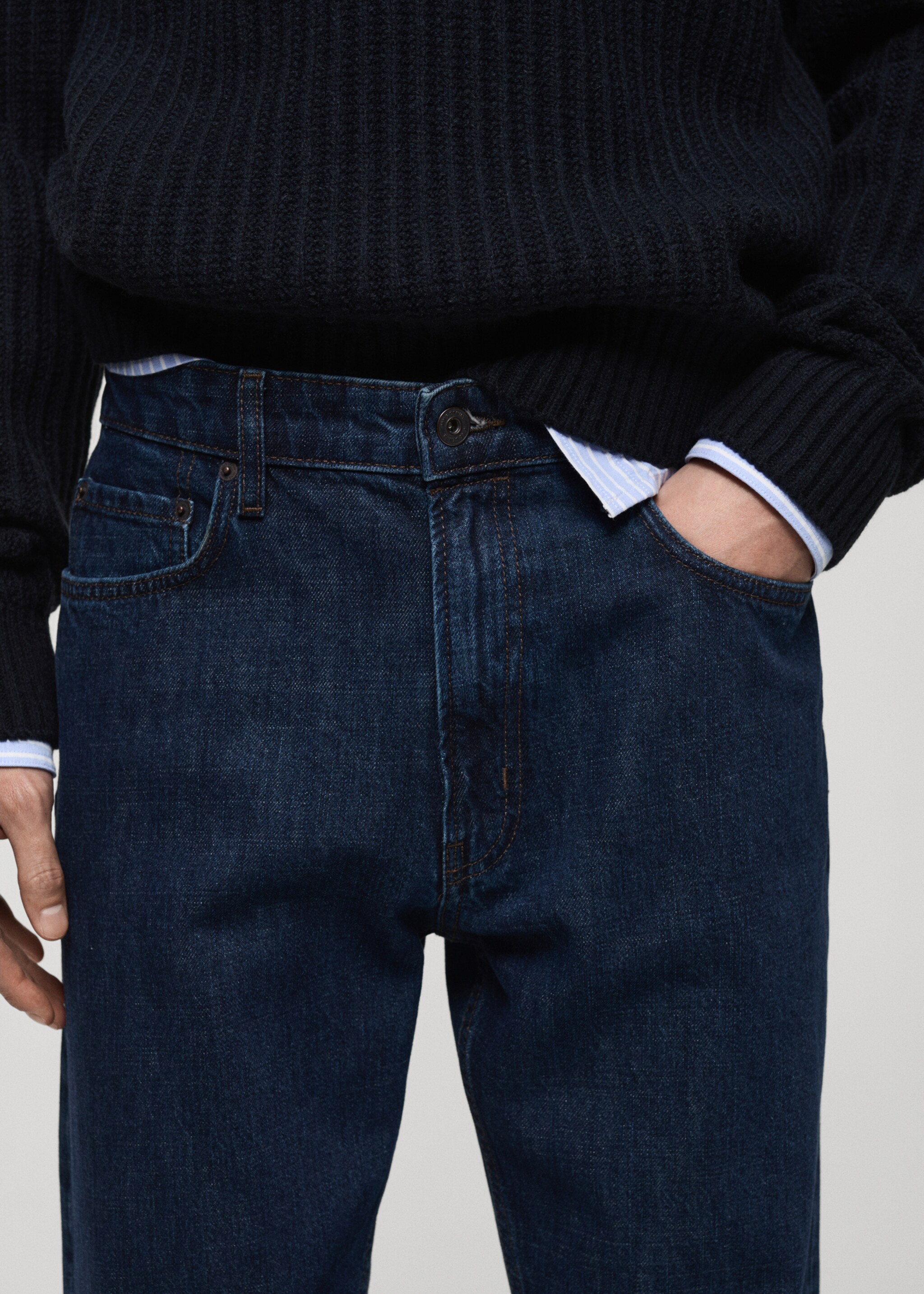 Jean Moby straight-fit délavé foncé - Détail de l'article 1, Bleu. Ref: 87070618-00.