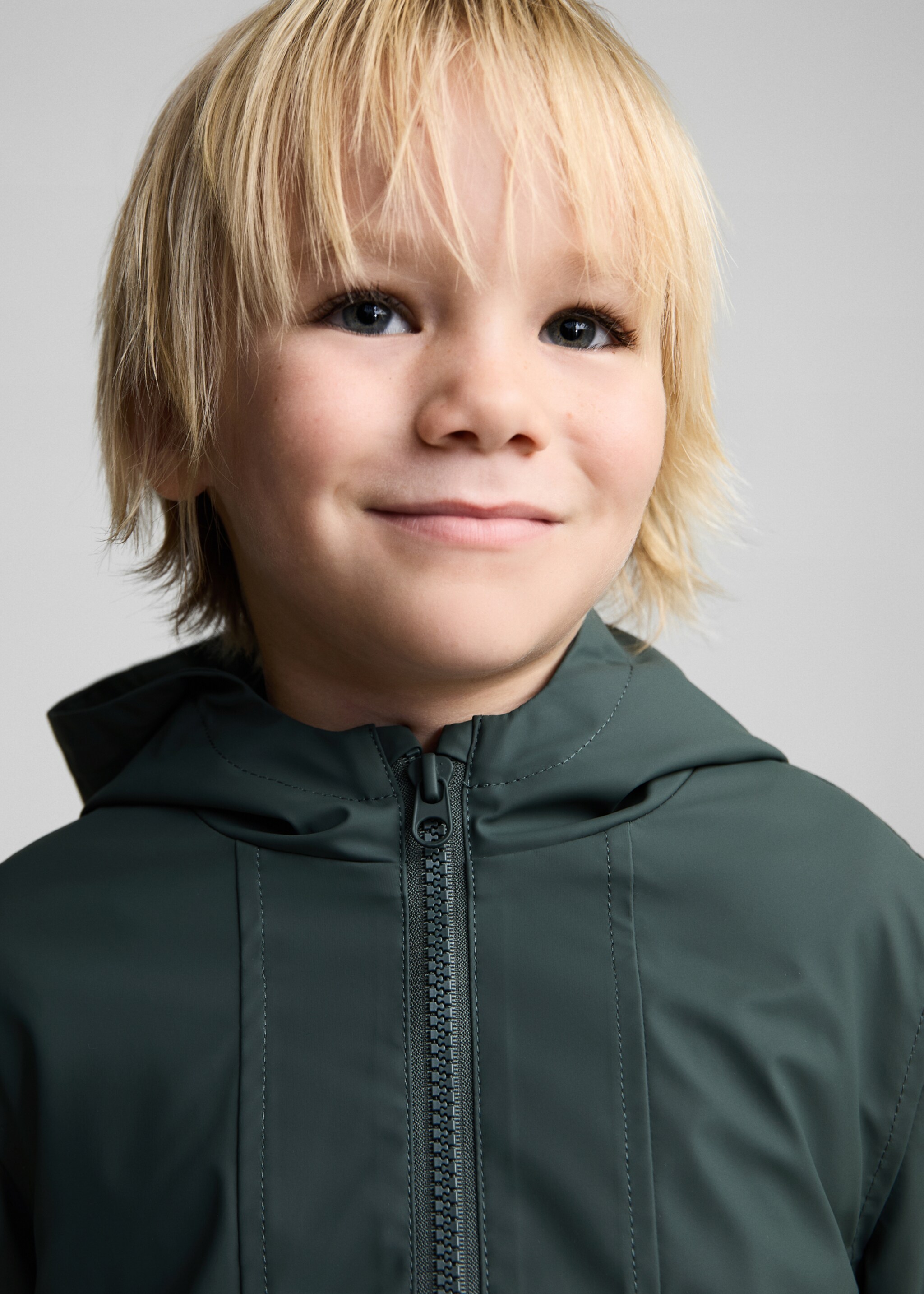 Anorac impermeable caputxa - Detall de l'article 1, Verd fosc. Ref: 87070627-00.