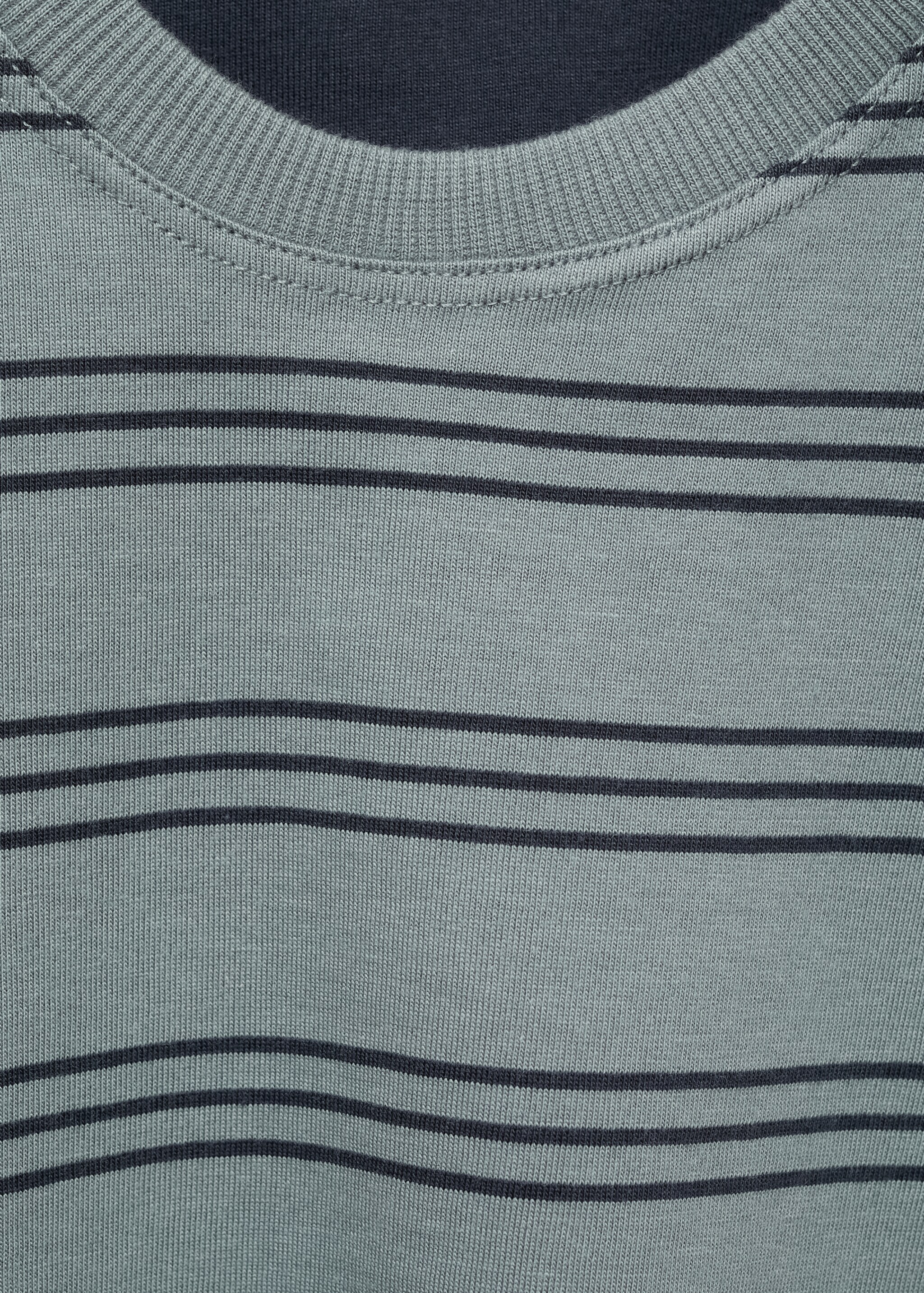 Triple-striped t-shirt - Details of the article 8, Forest Green. Ref: 87070629-00.