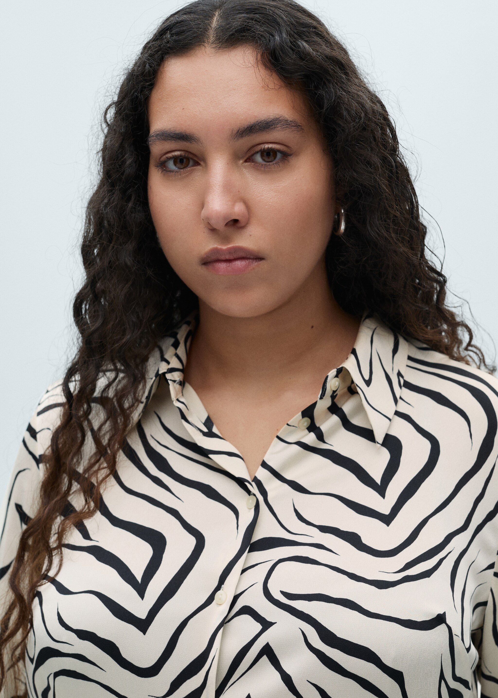 Satin print shirt - Details of the article 4, Ecru. Ref: 87070639-00.