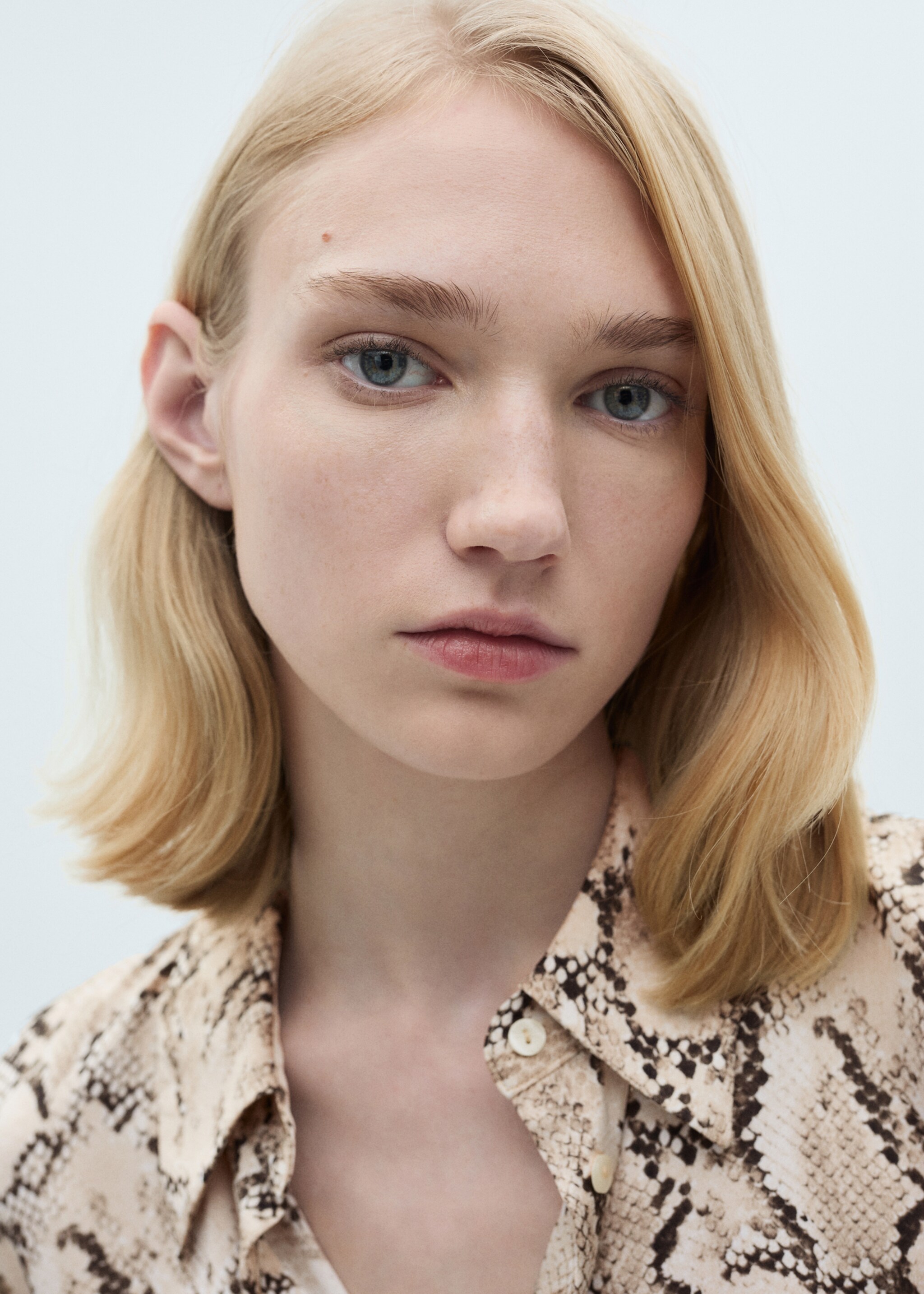 Satin print shirt - Details of the article 1, Sand. Ref: 87070639-00.