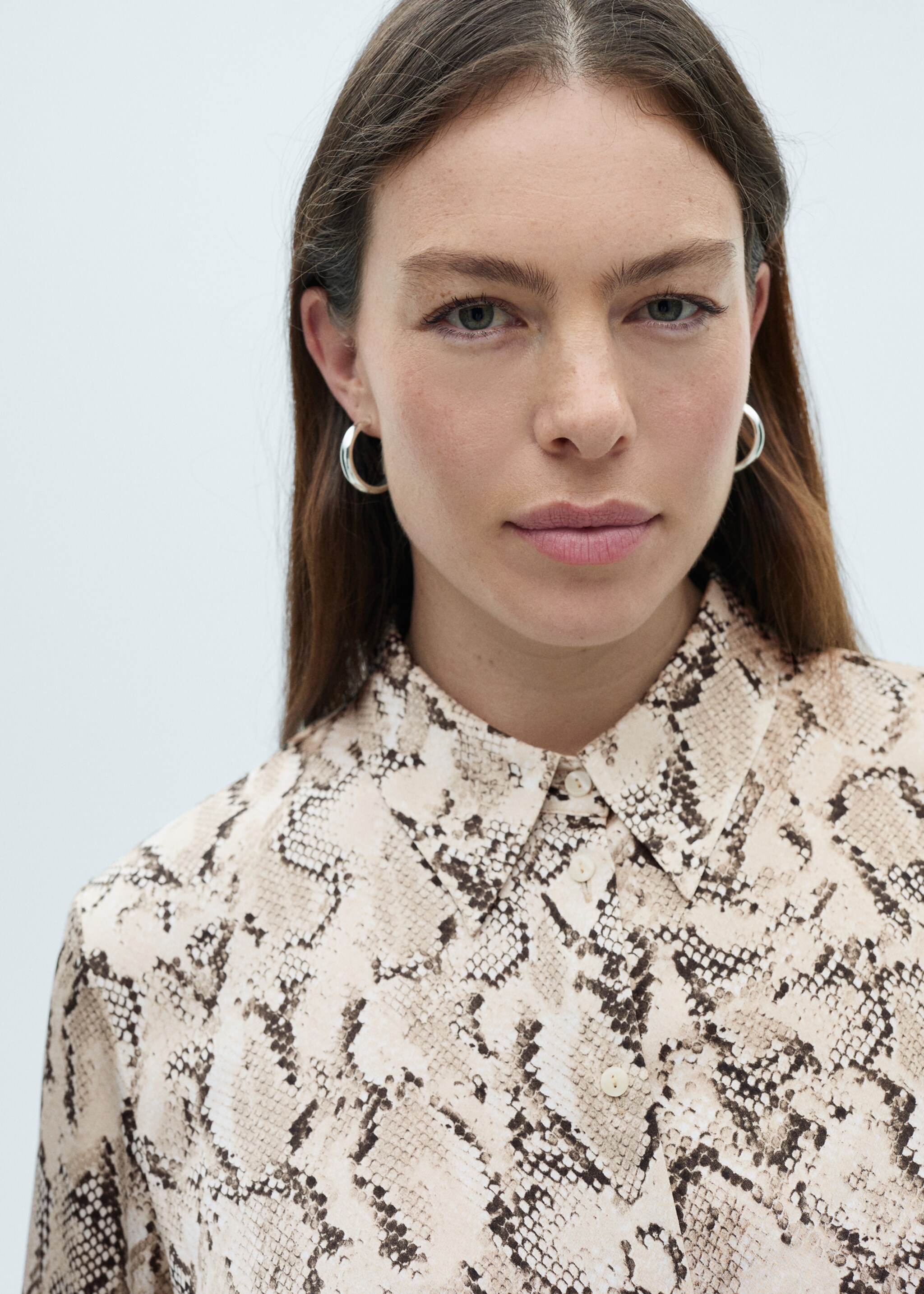 Satin print shirt - Details of the article 4, Sand. Ref: 87070639-00.