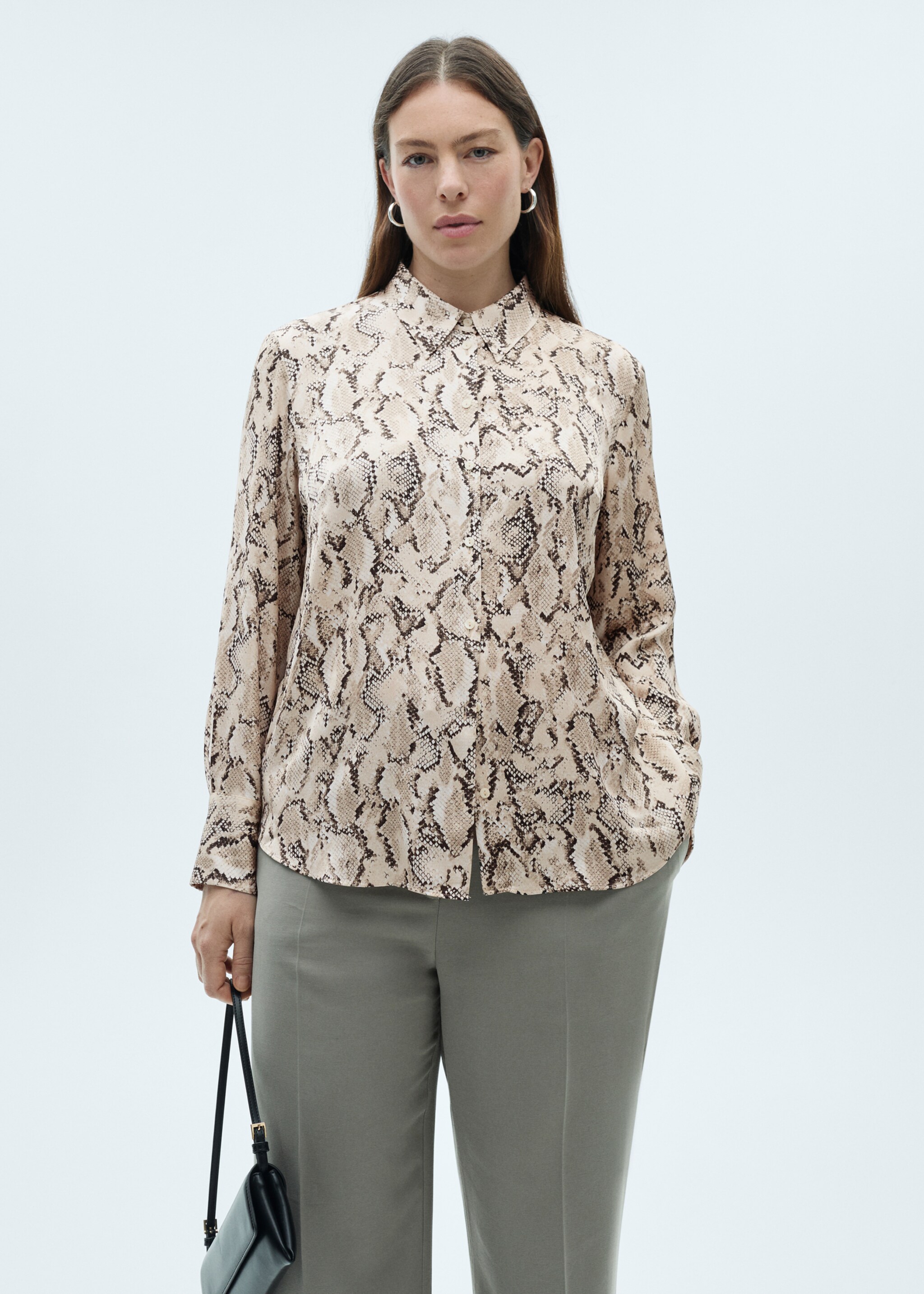 Satin print shirt - Details of the article 5, Sand. Ref: 87070639-00.