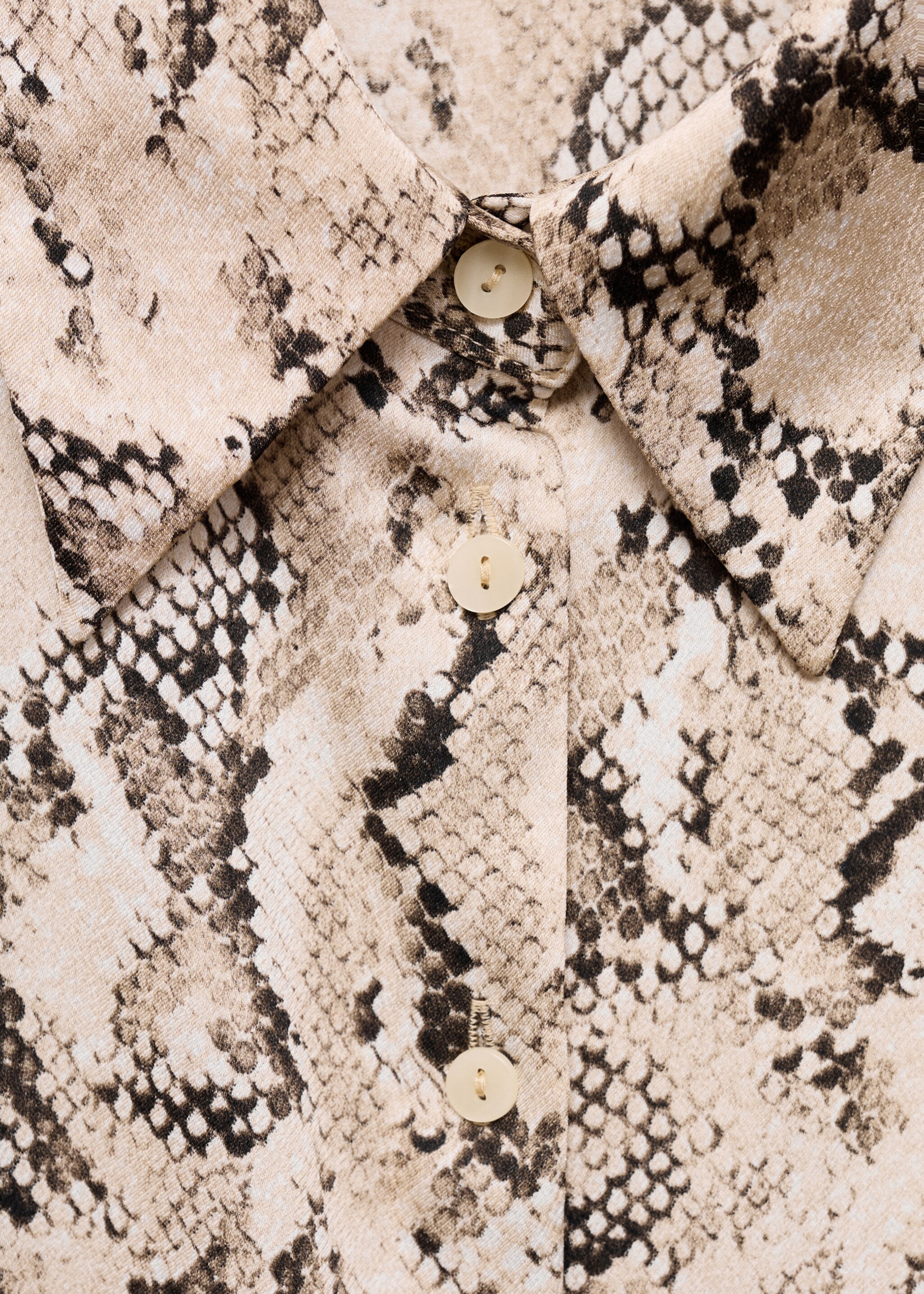 Satin print shirt - Details of the article 8, Sand. Ref: 87070639-00.