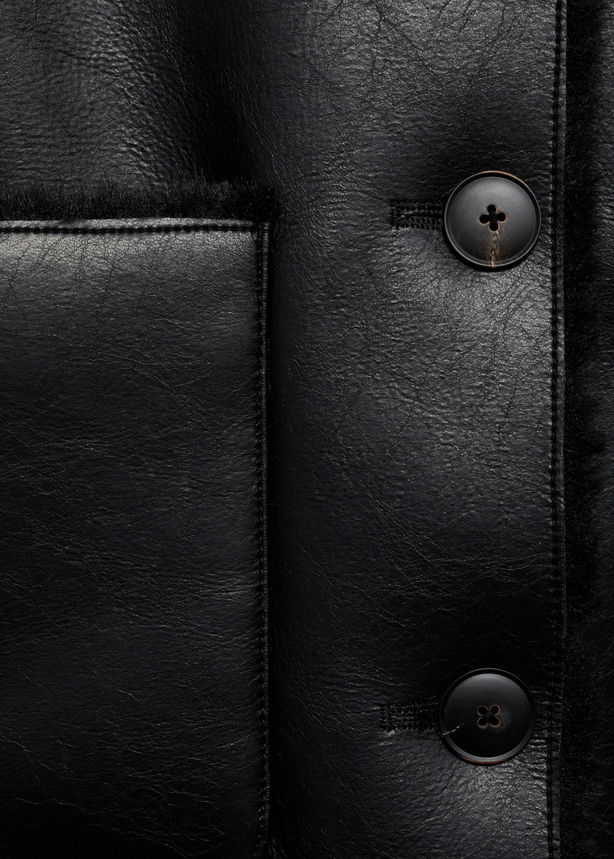 Dubbelzijdig jasje met leereffect en zakken - Detail van het artikel 0, Zwart. Ref: 87070642-00.