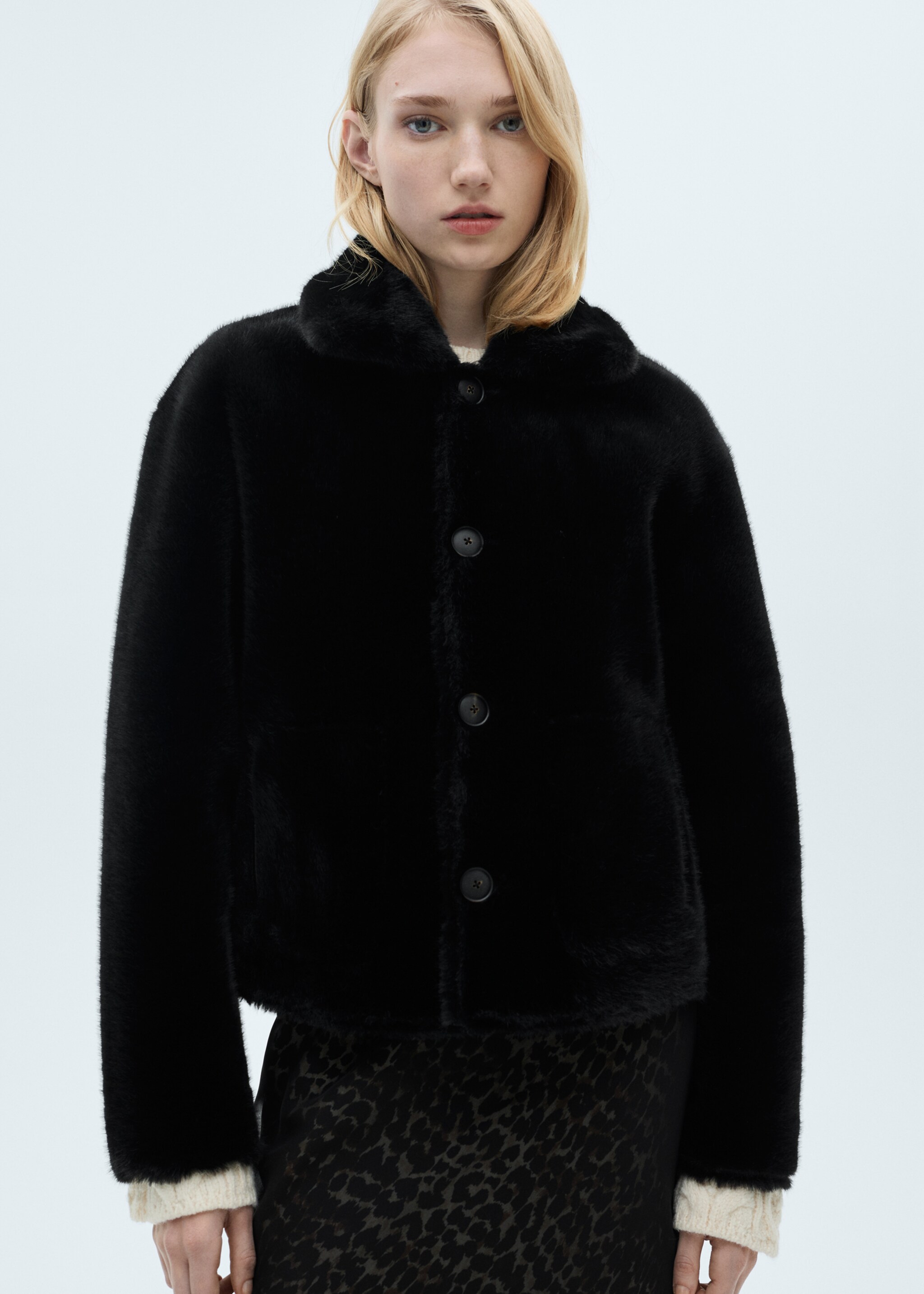 Dubbelzijdig jasje met leereffect en zakken - Detail van het artikel 4, Zwart. Ref: 87070642-00.