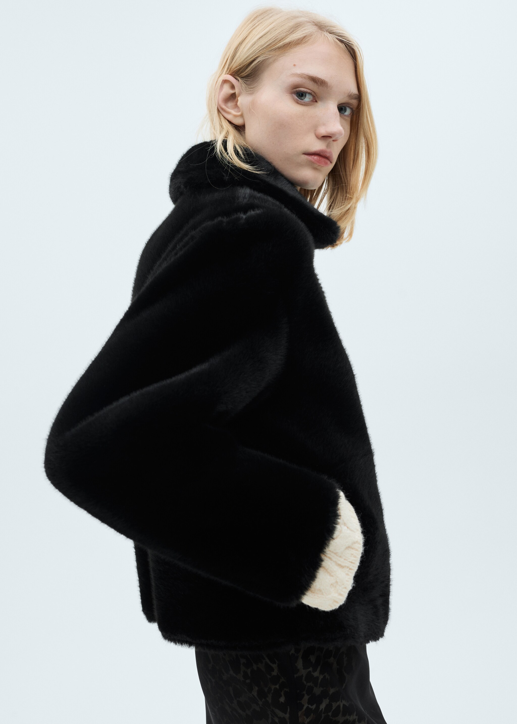 Dubbelzijdig jasje met leereffect en zakken - Detail van het artikel 6, Zwart. Ref: 87070642-00.