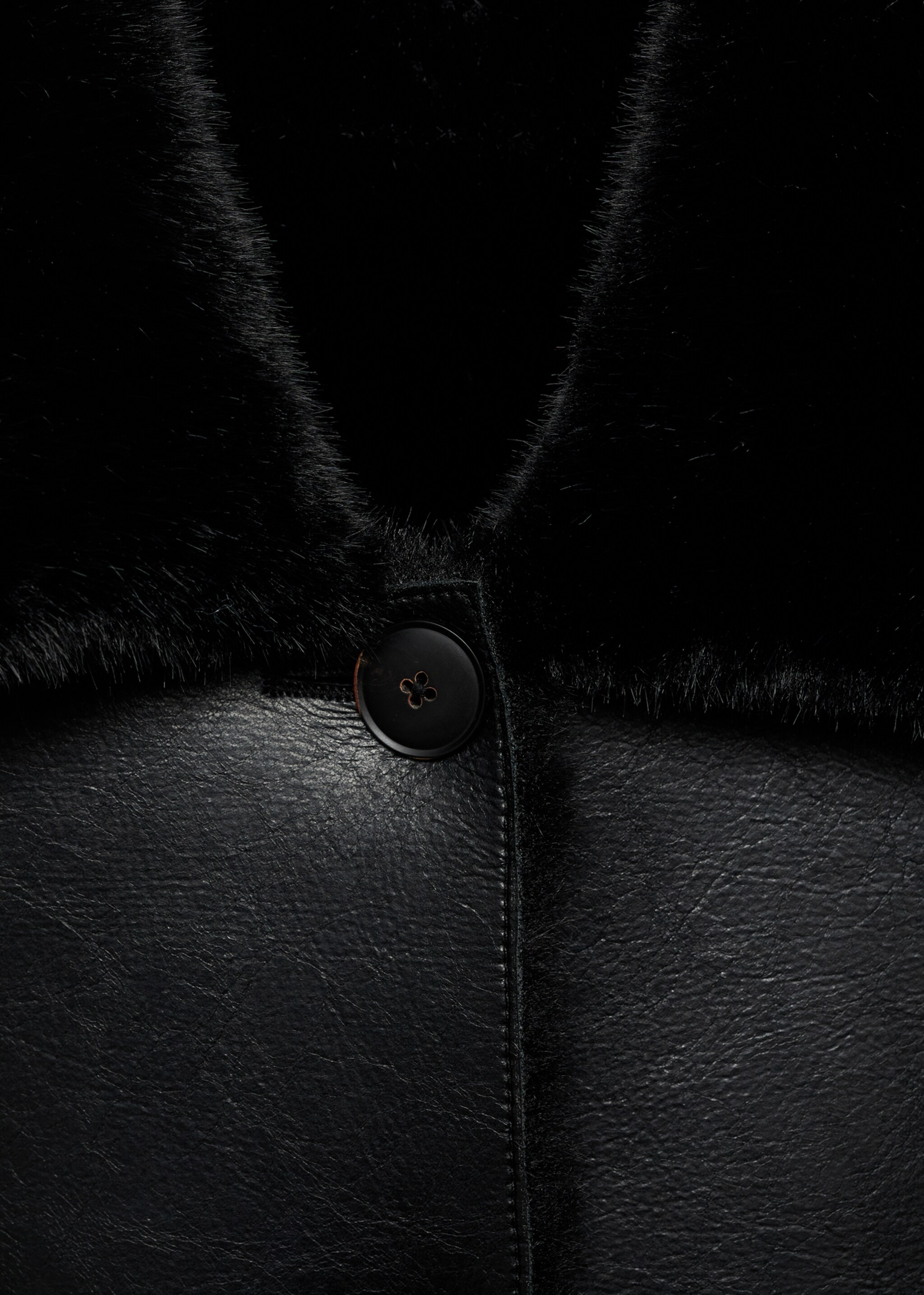 Dubbelzijdig jasje met leereffect en zakken - Detail van het artikel 8, Zwart. Ref: 87070642-00.