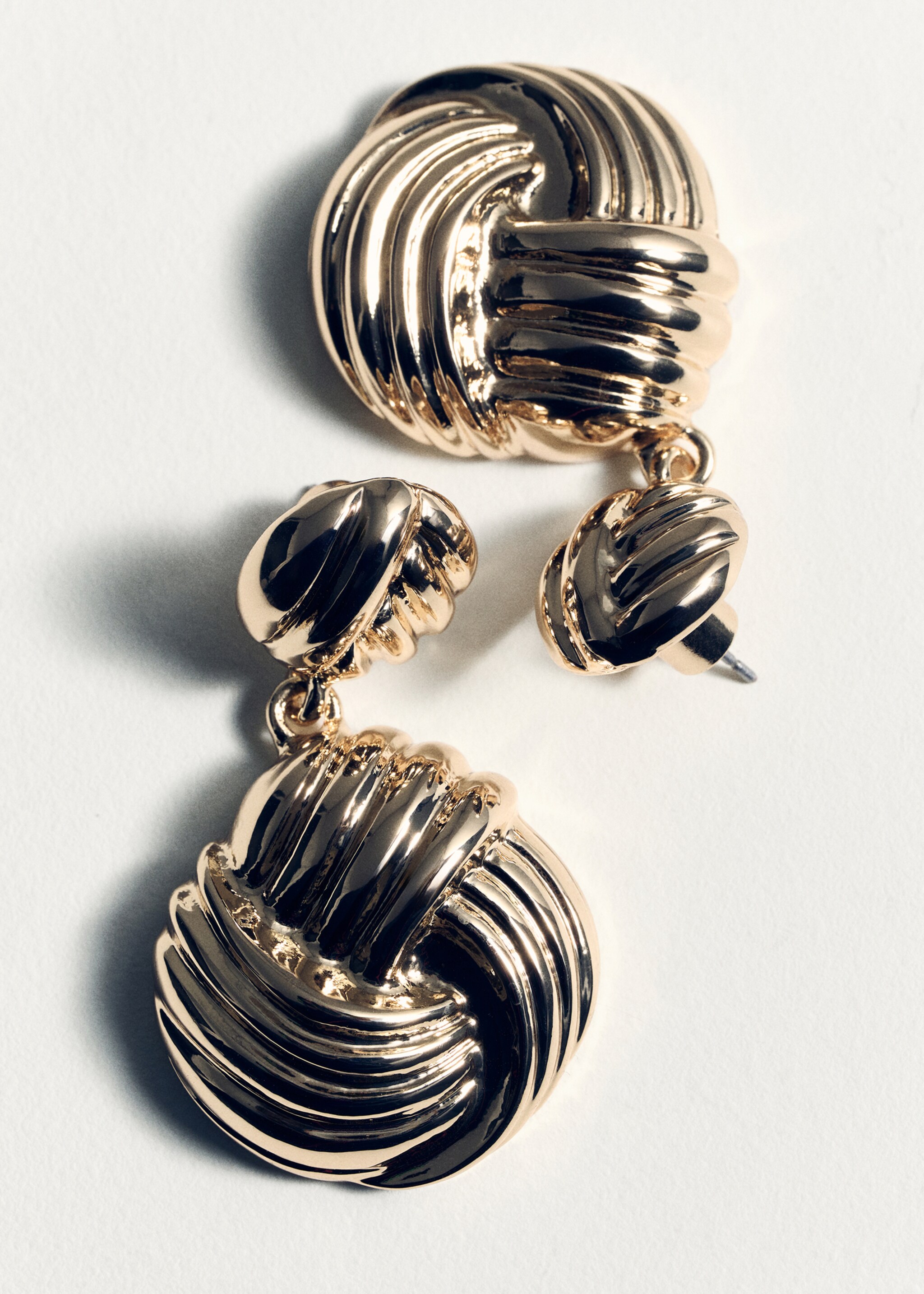 Intertwined design earrings - Details of the article 5, Gold. Ref: 87070643-00.