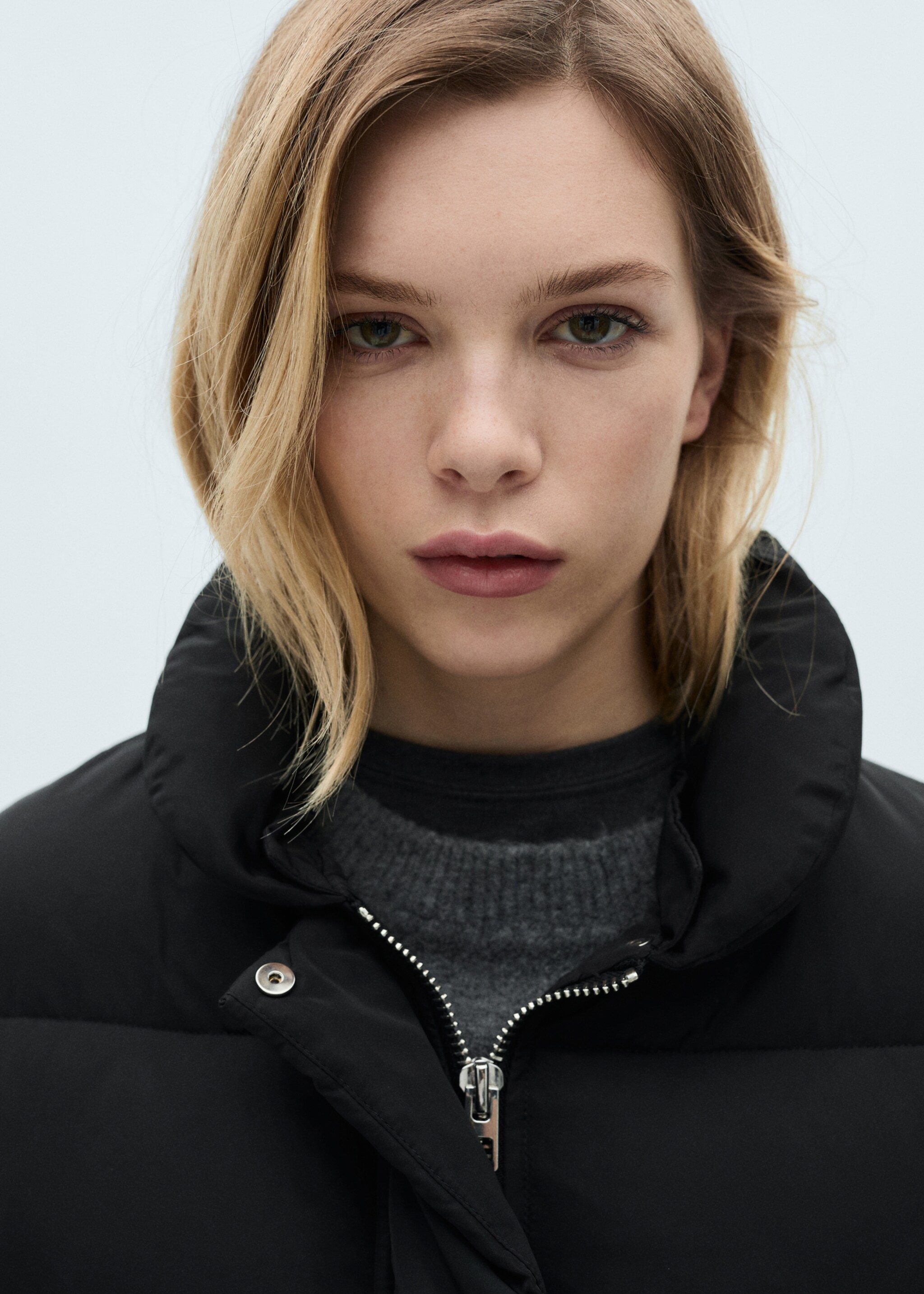 Short padded anorak with fur collar - Details of the article 1, Black. Ref: 87071513-00.