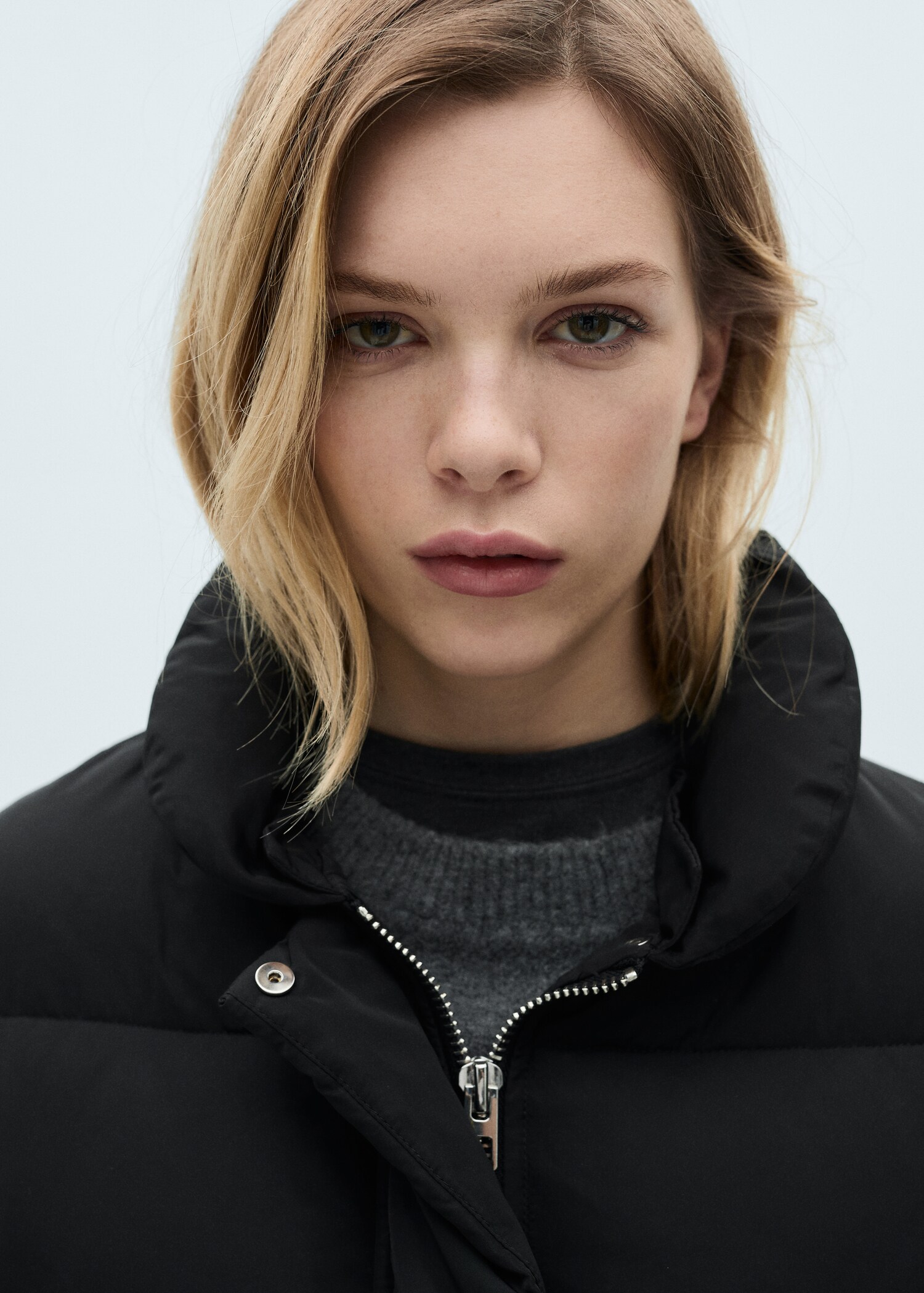 Short padded anorak with fur collar - Details of the article 1