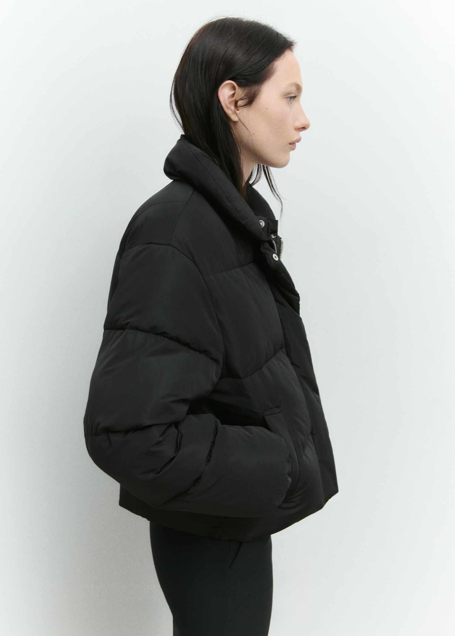 Short padded anorak with fur collar - Details of the article 7