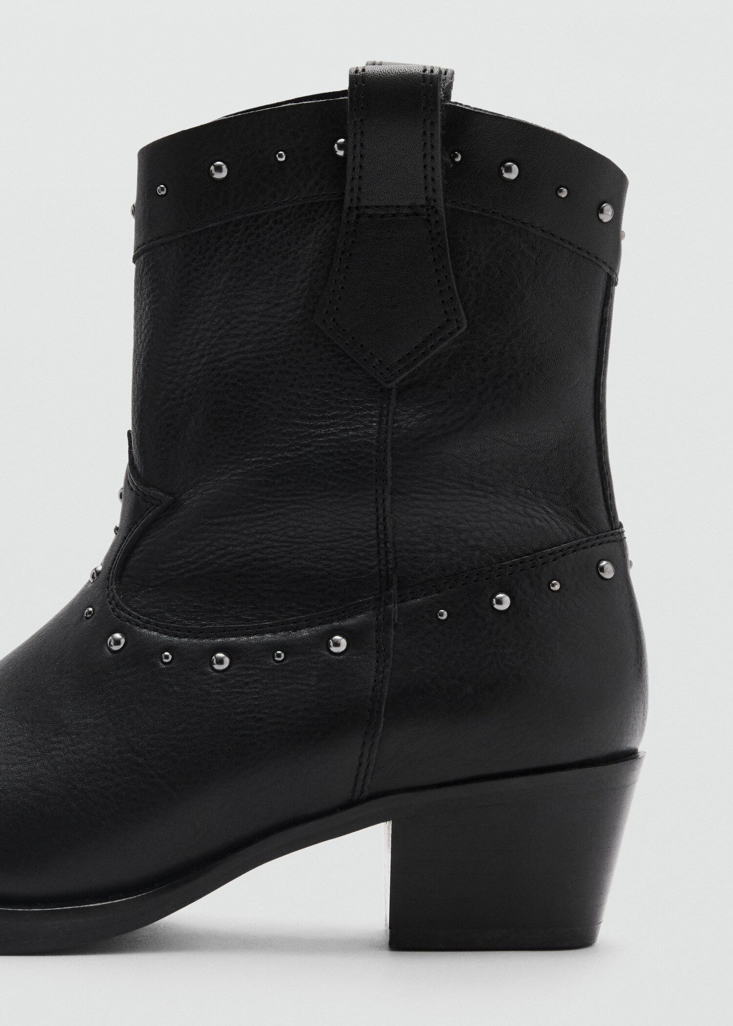 Cowboy-style leather ankle boots - Details of the article 2
