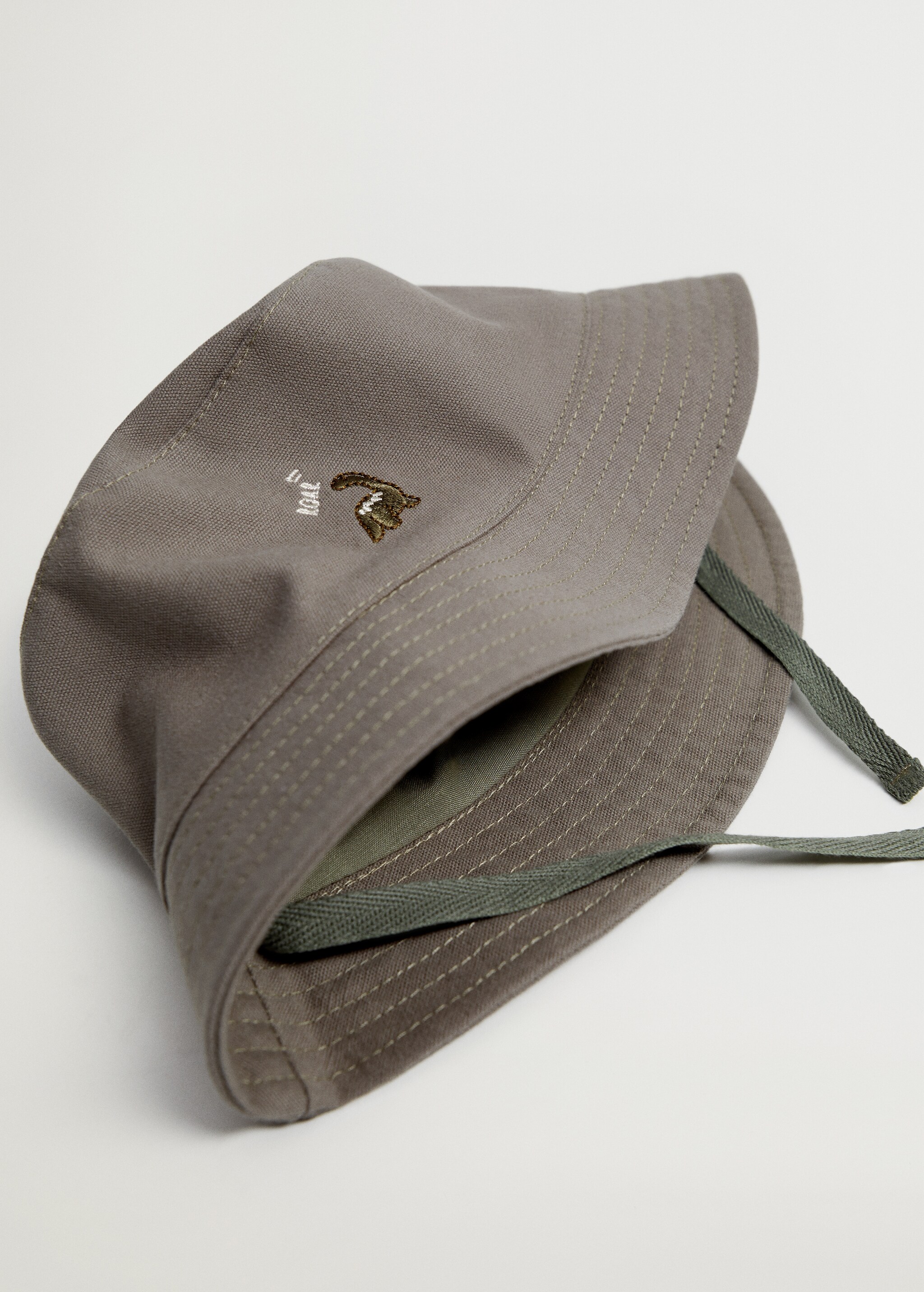 Gorro bucket bordado - Plano medio