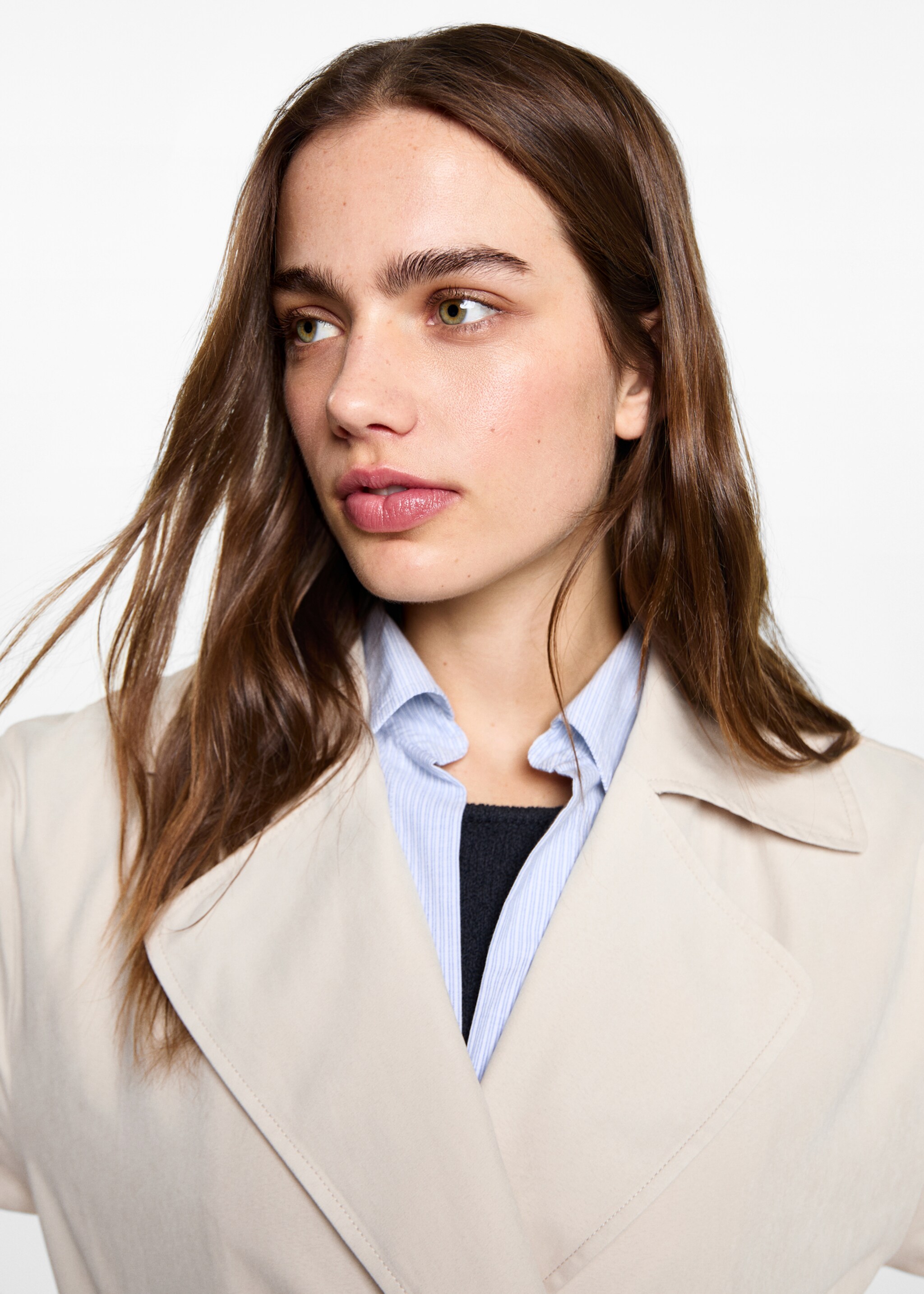 Soepelvallende trenchcoat met ceintuur - Detail van het artikel 1, Open beige. Ref: 87072536-00.